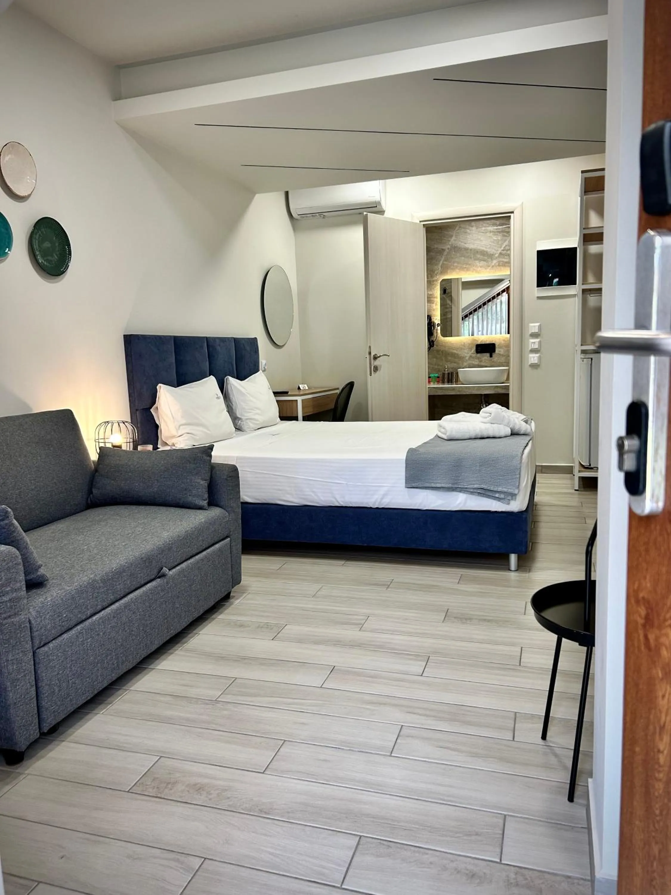 Photo of the whole room in PORTO PORTES suites