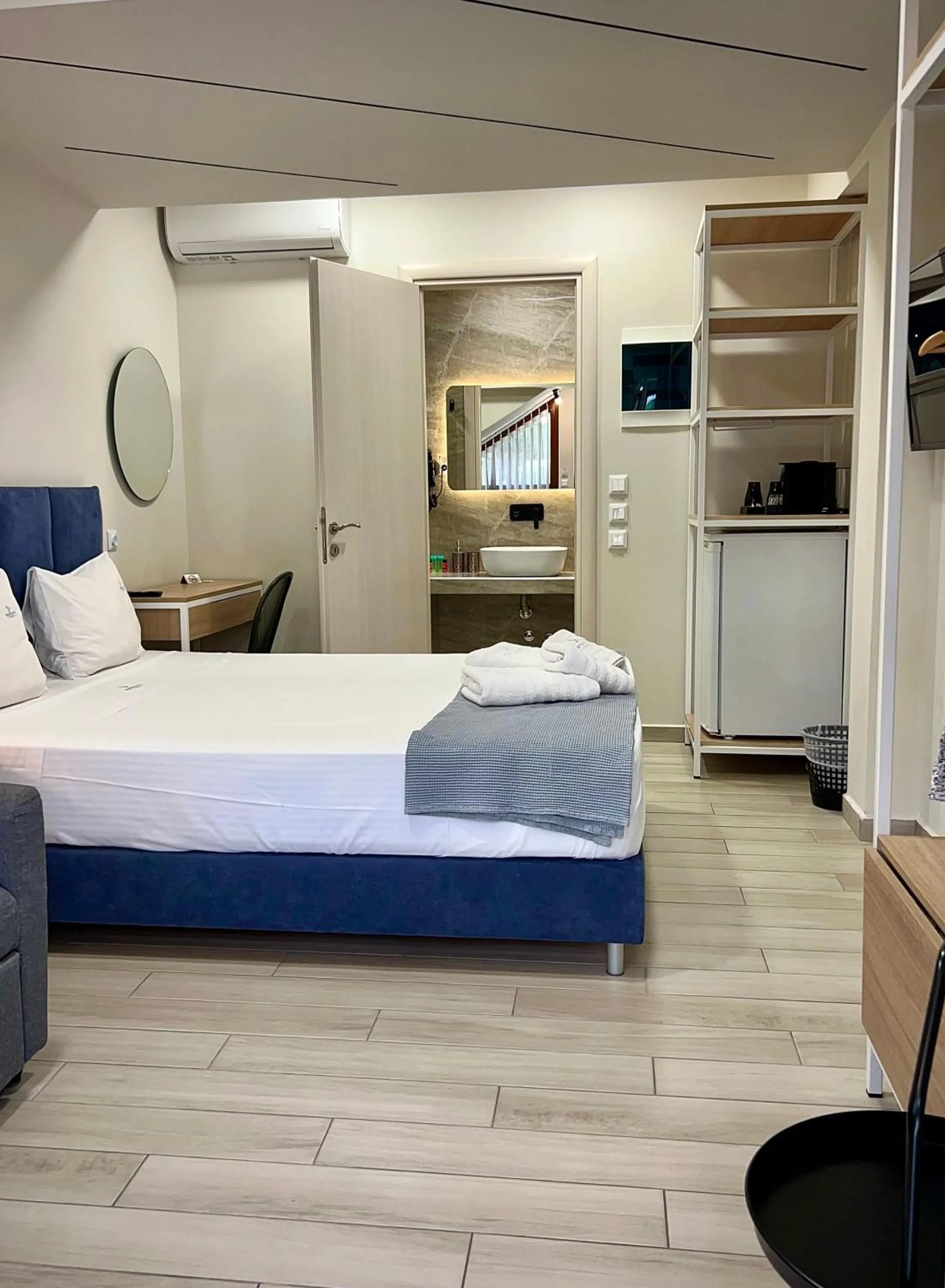 Photo of the whole room in PORTO PORTES suites