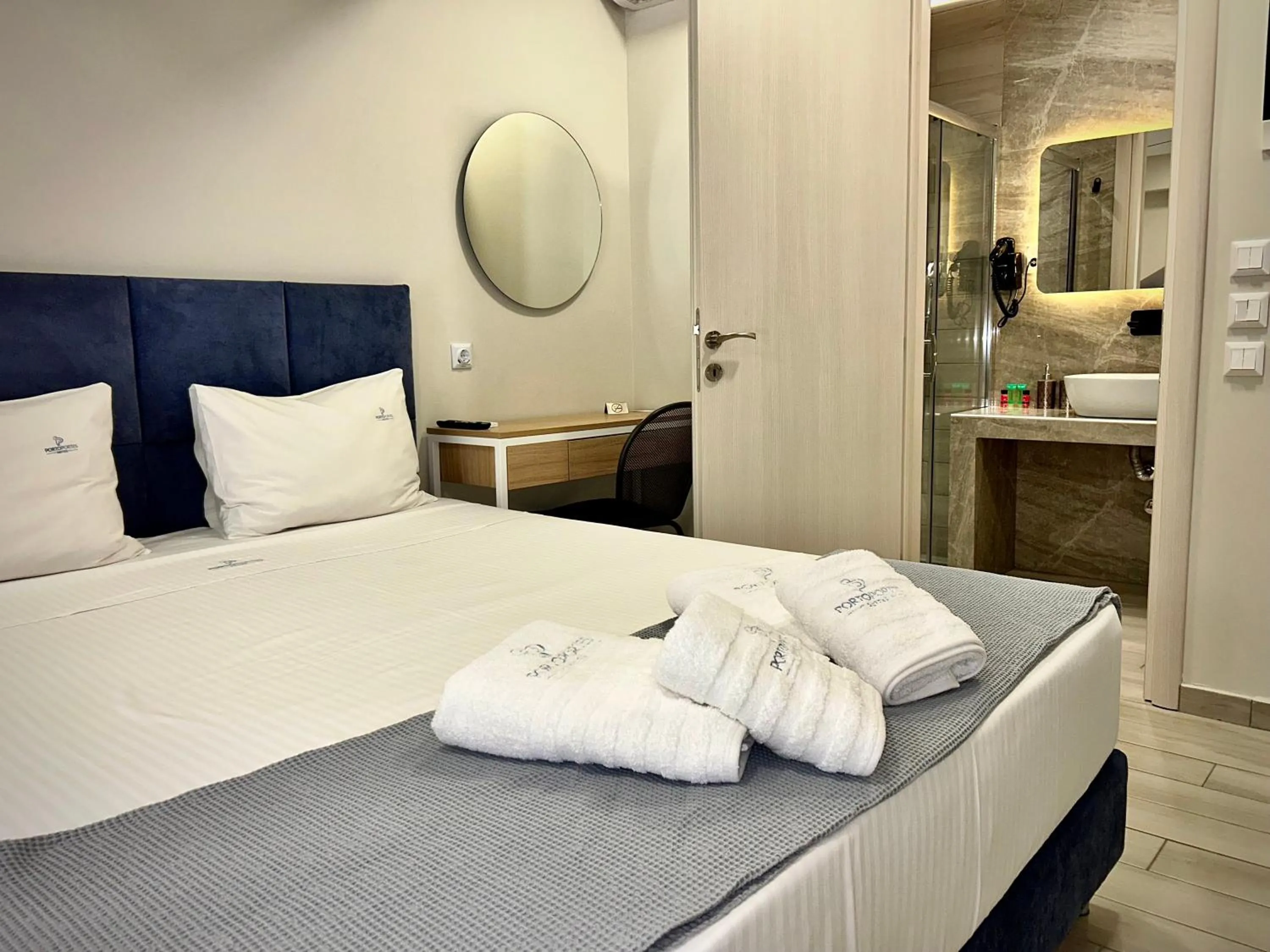 Photo of the whole room in PORTO PORTES suites