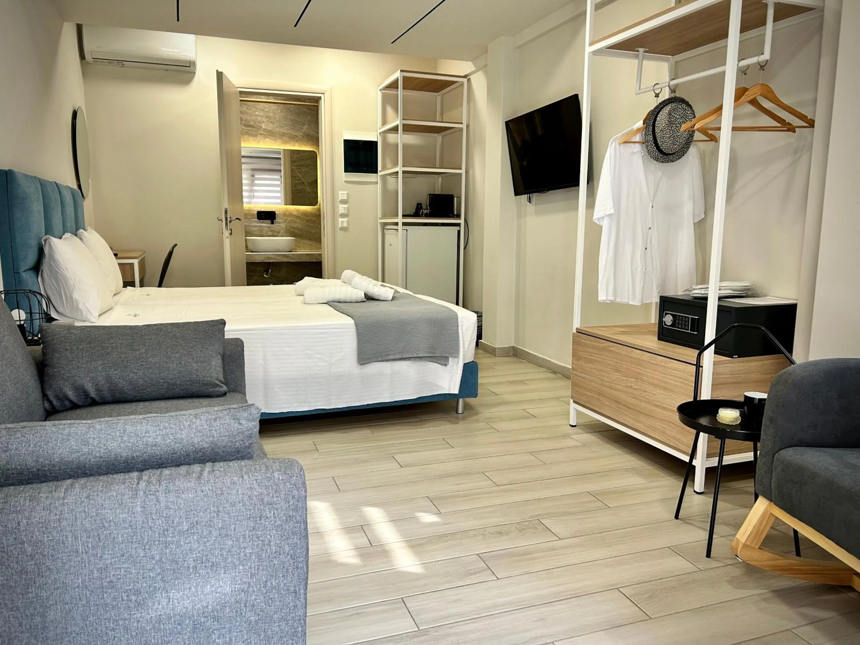 Photo of the whole room in PORTO PORTES suites