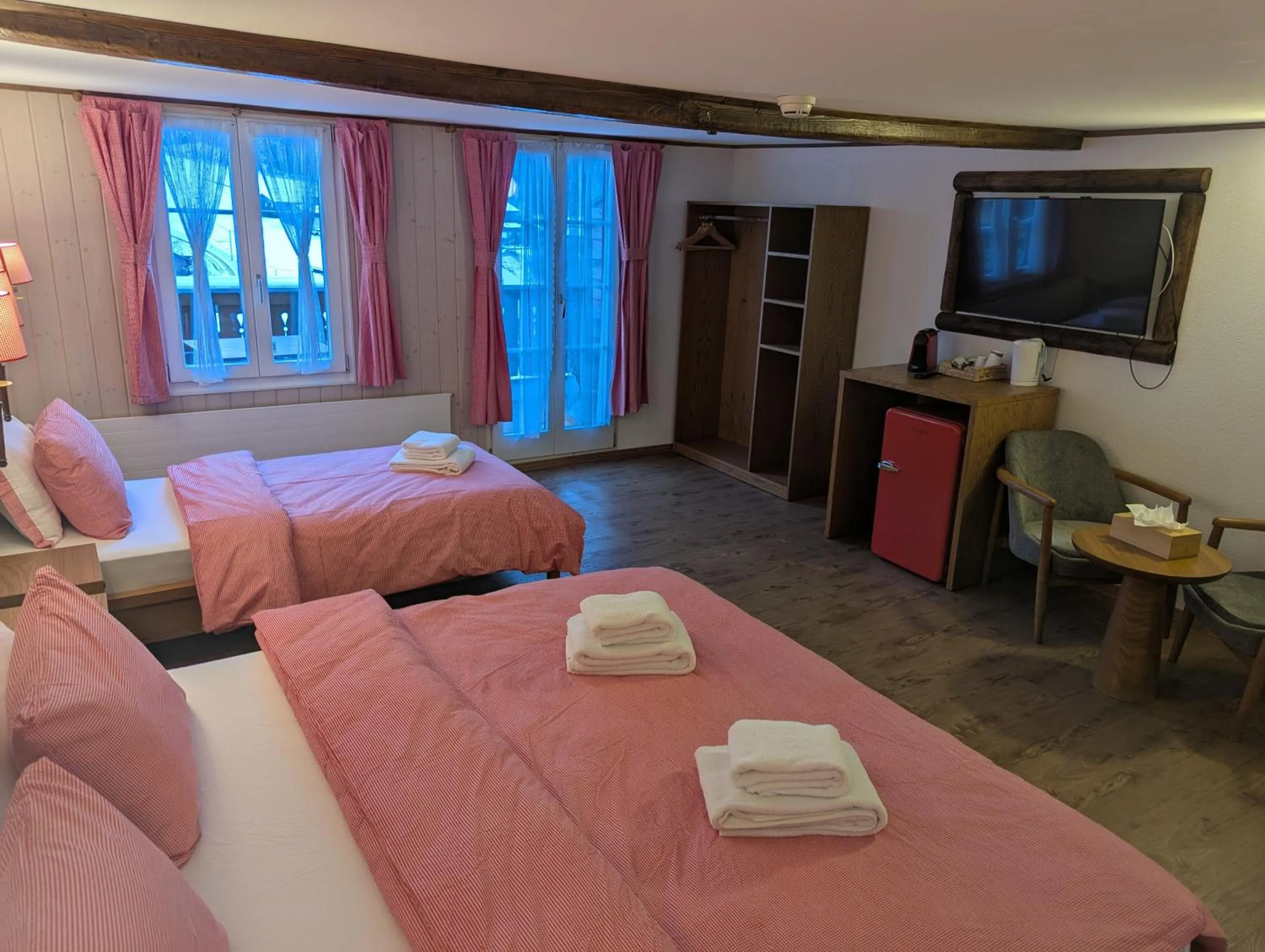 Bedroom, Bed in Hotel Schützen Lauterbrunnen
