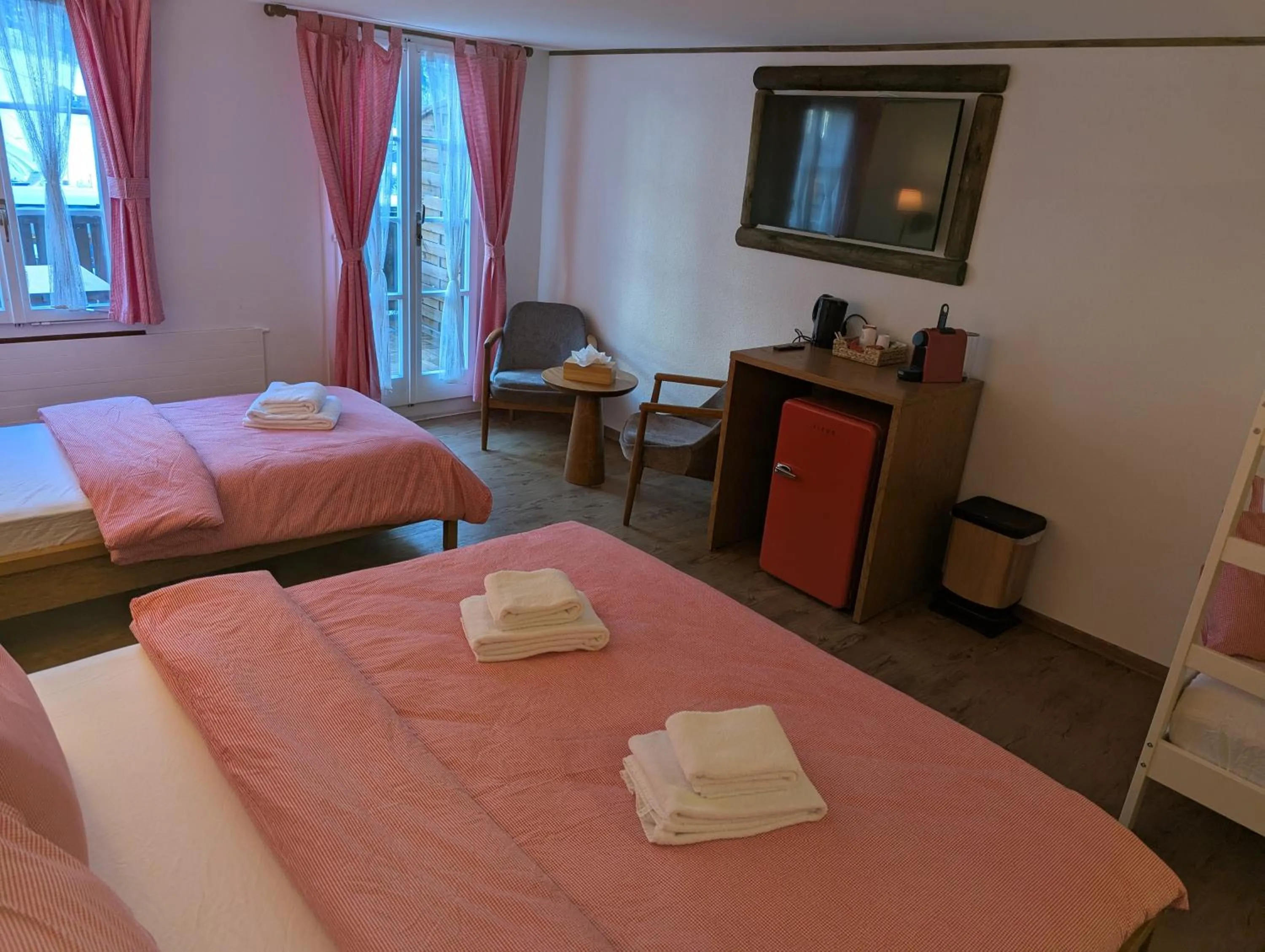 Seating area, Bed in Hotel Schützen Lauterbrunnen