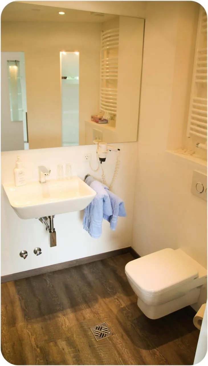 Bathroom in Hotel Bedburger Mühle