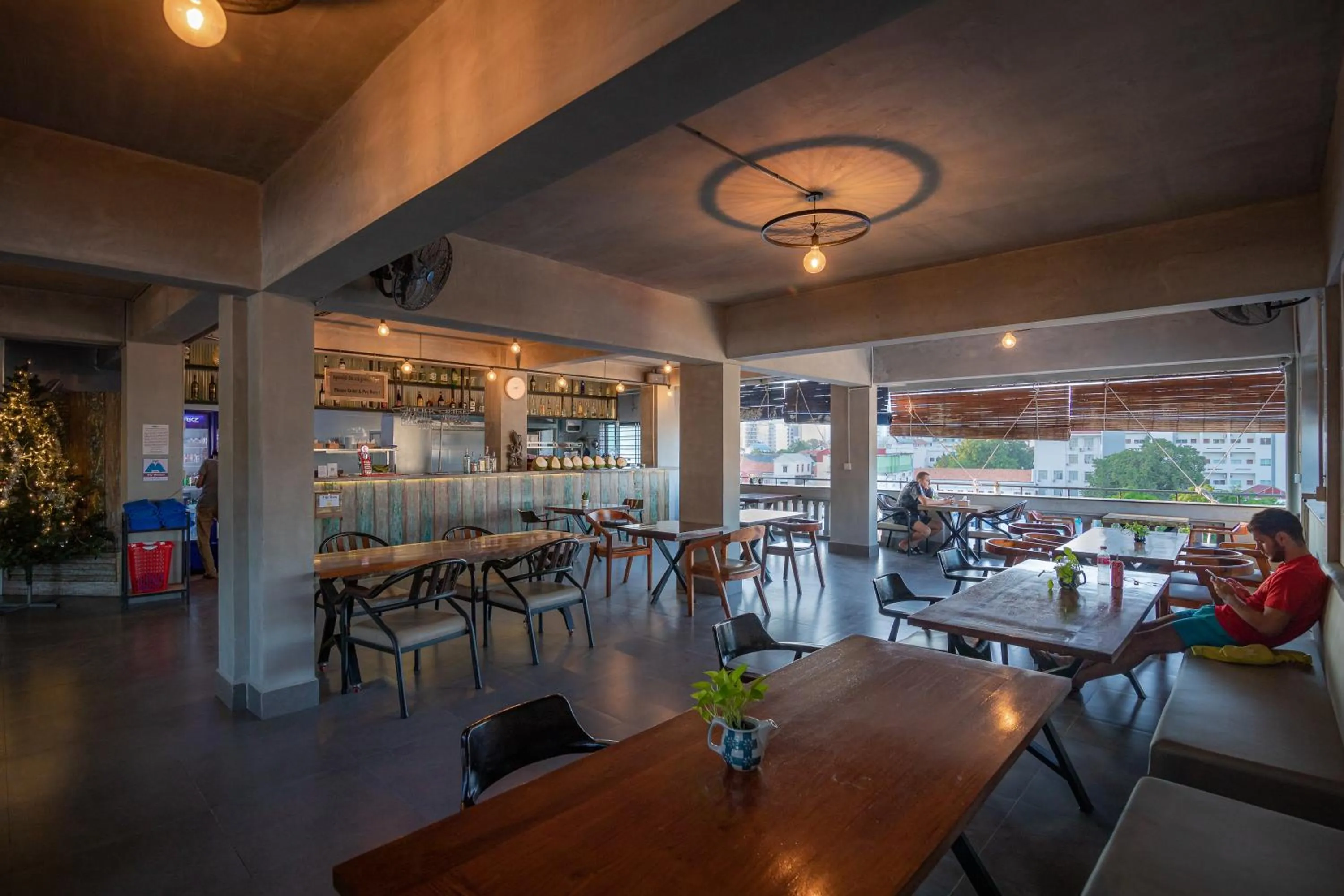 People in Pooltop Phnom Penh