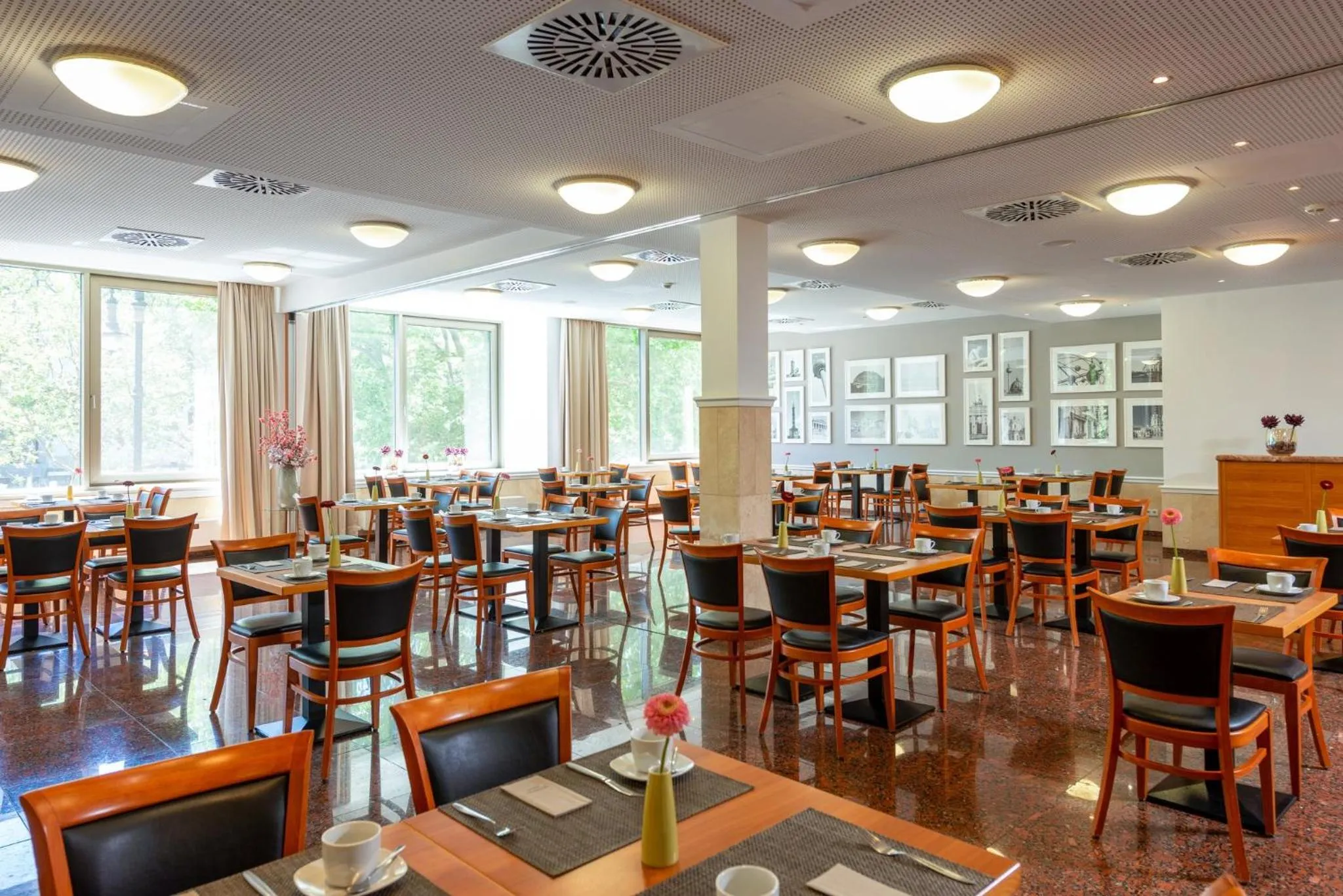 Restaurant/places to eat in Leonardo Hotel Berlin KU'DAMM