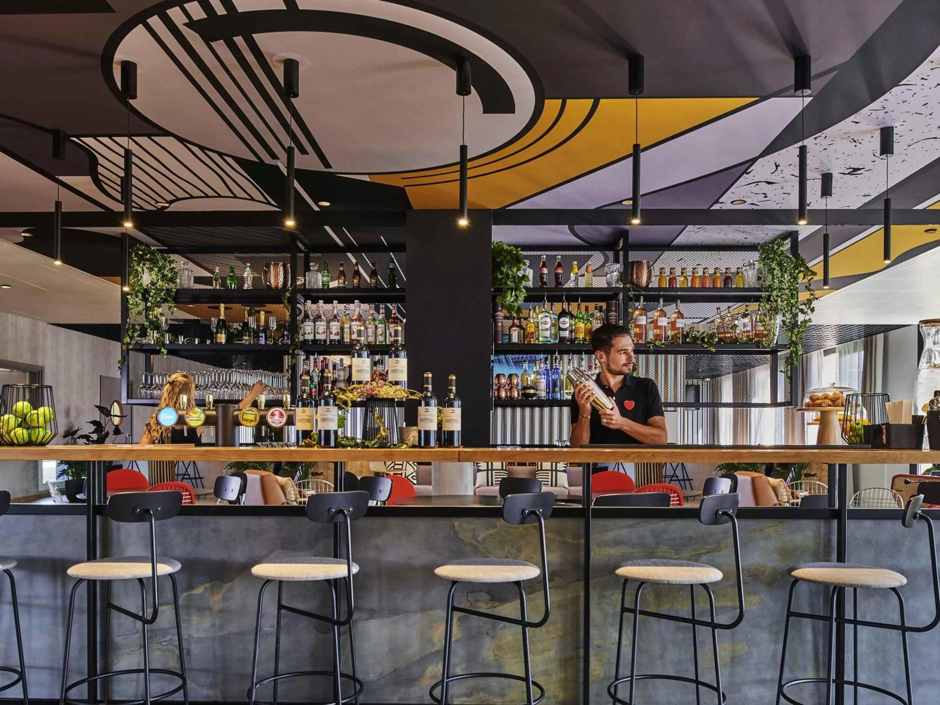 Lounge or bar in Ibis Montlhery Paris Sud