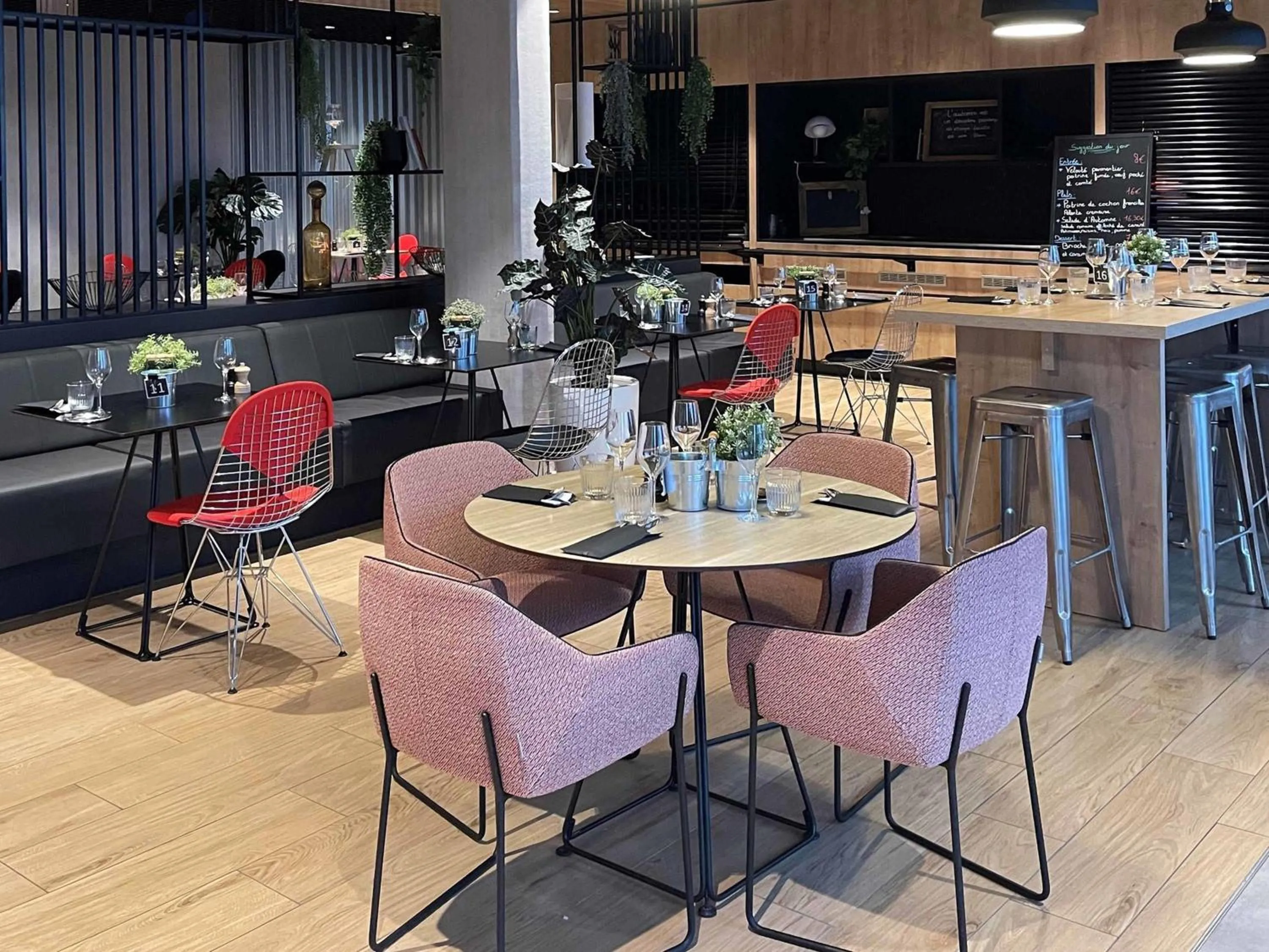 Restaurant/places to eat in Ibis Montlhery Paris Sud