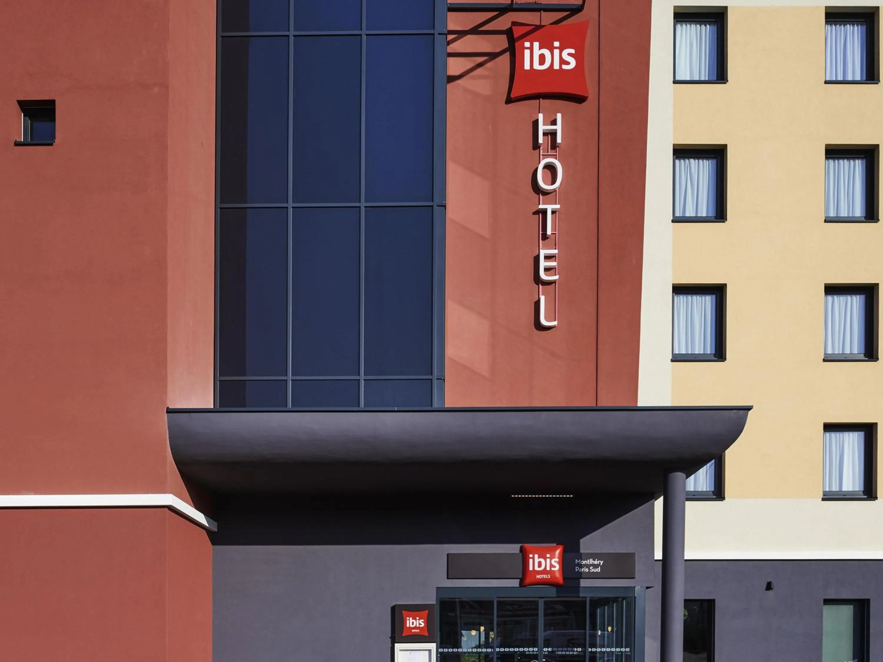 Property building in Ibis Montlhery Paris Sud