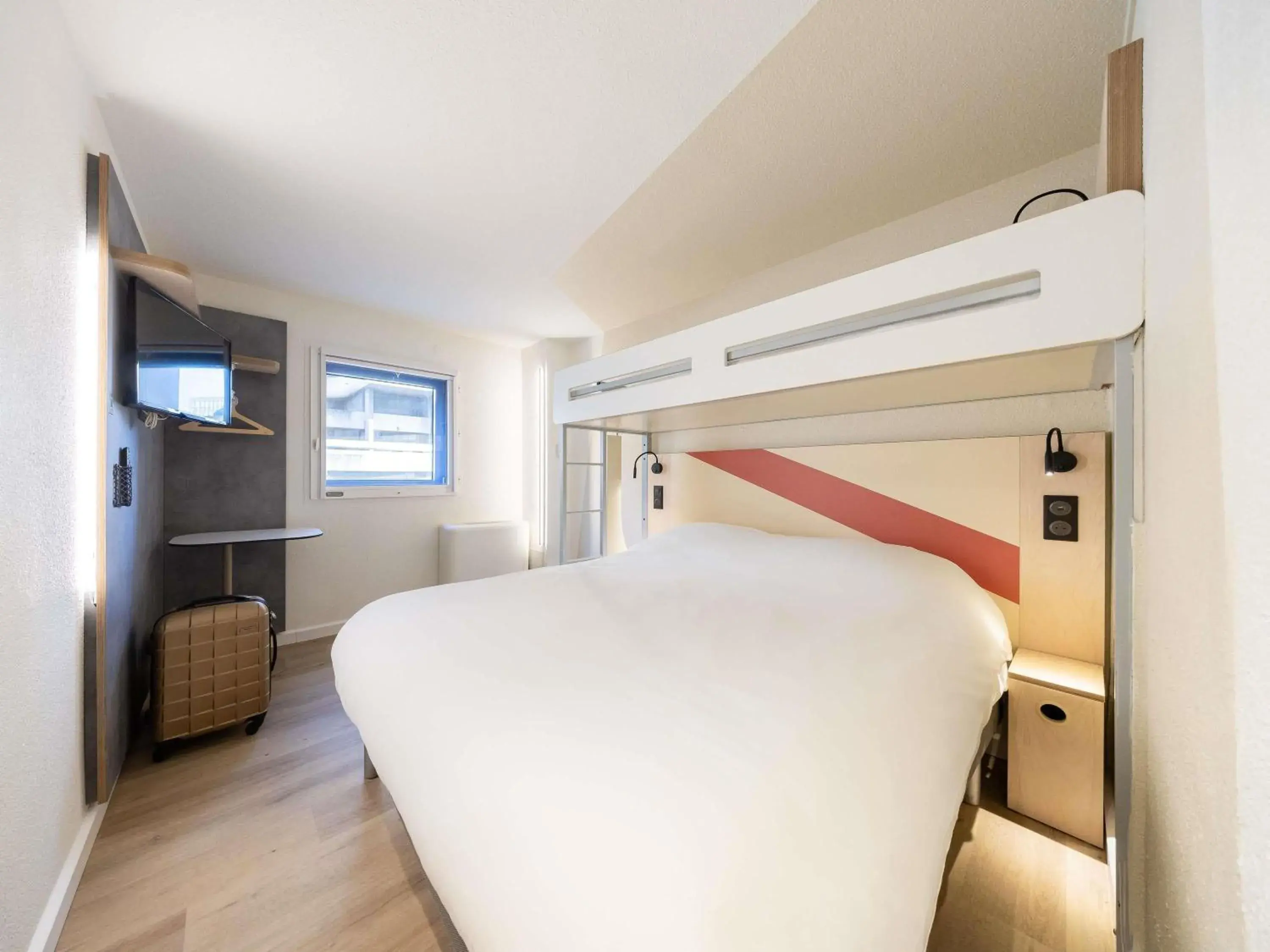 Triple Room with One Double Bed and One Bunk Bed in ibis budget Bordeaux Centre Mériadeck Triple Room with One Double Bed and One Bunk Bed in ibis budget Bordeaux Centre Mériadeck