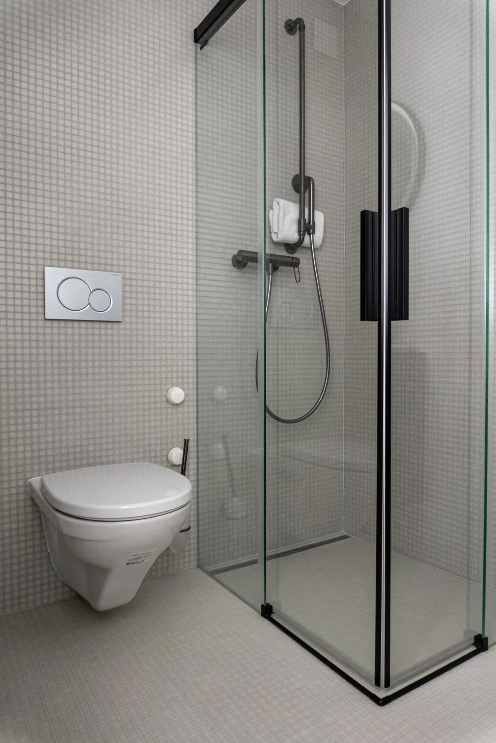 Shower in Le Sauvage