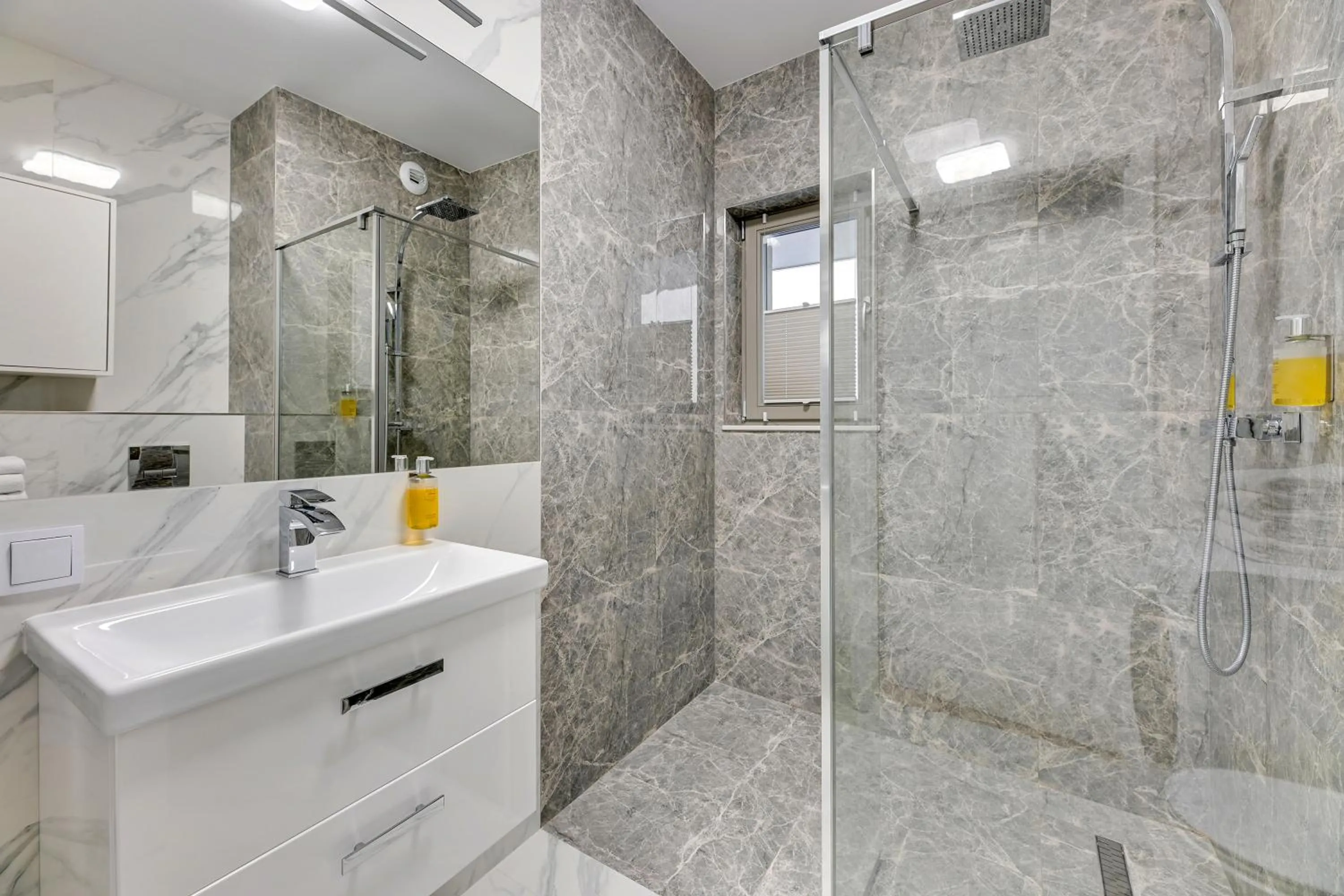 Shower in GRANO APARTMENTS Gdańsk Residence SPA & Wellness - GRANO APARTMENTS Gdańsk Old Town SPA & Wellness