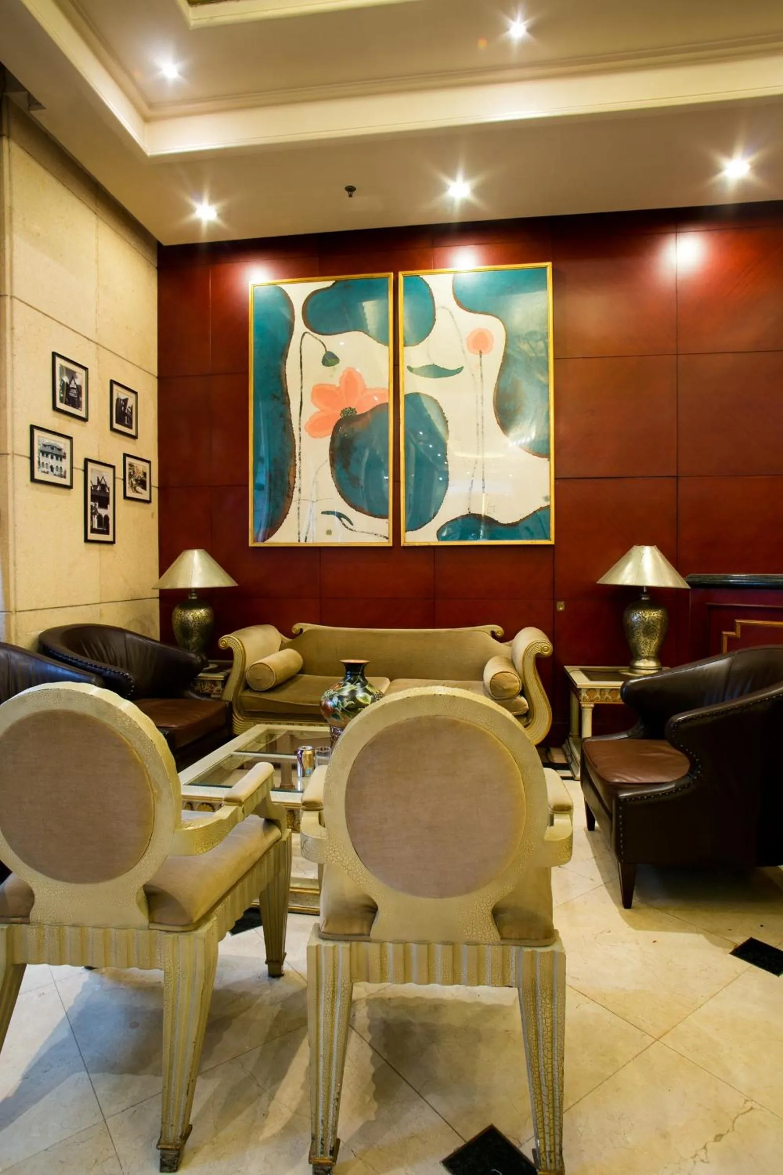 Communal lounge/ TV room in Anting Villa Hotel