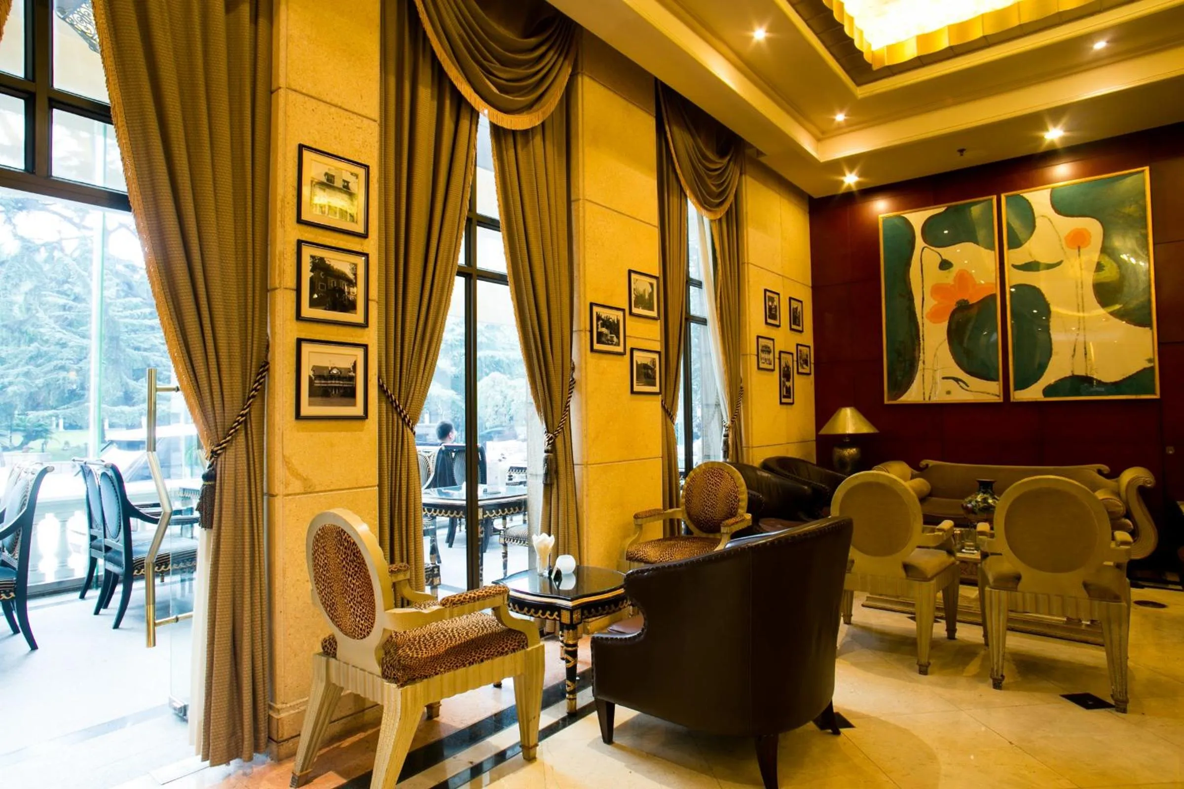 Communal lounge/ TV room in Anting Villa Hotel