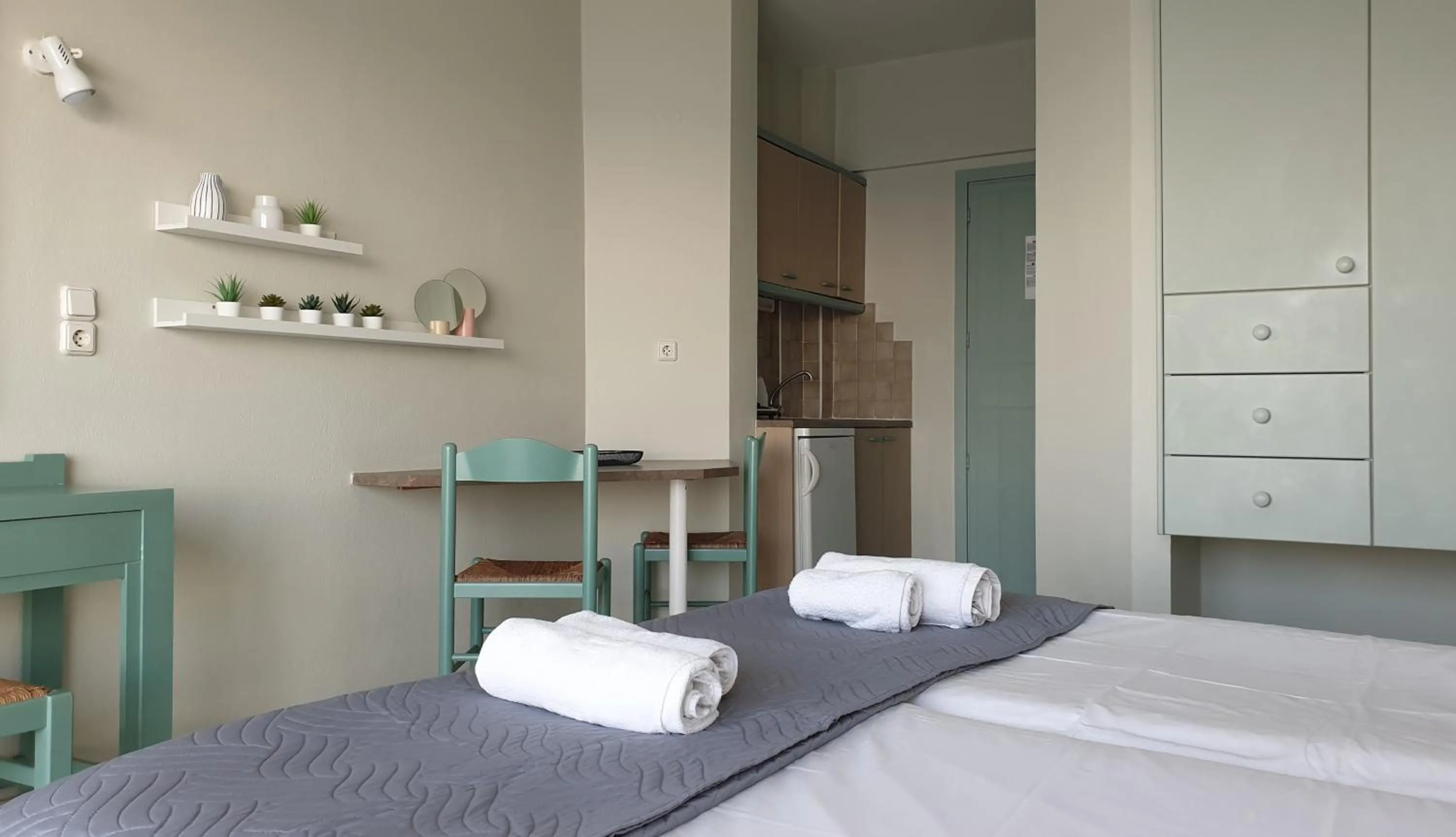 Photo of the whole room, Bed in Ostria Studios