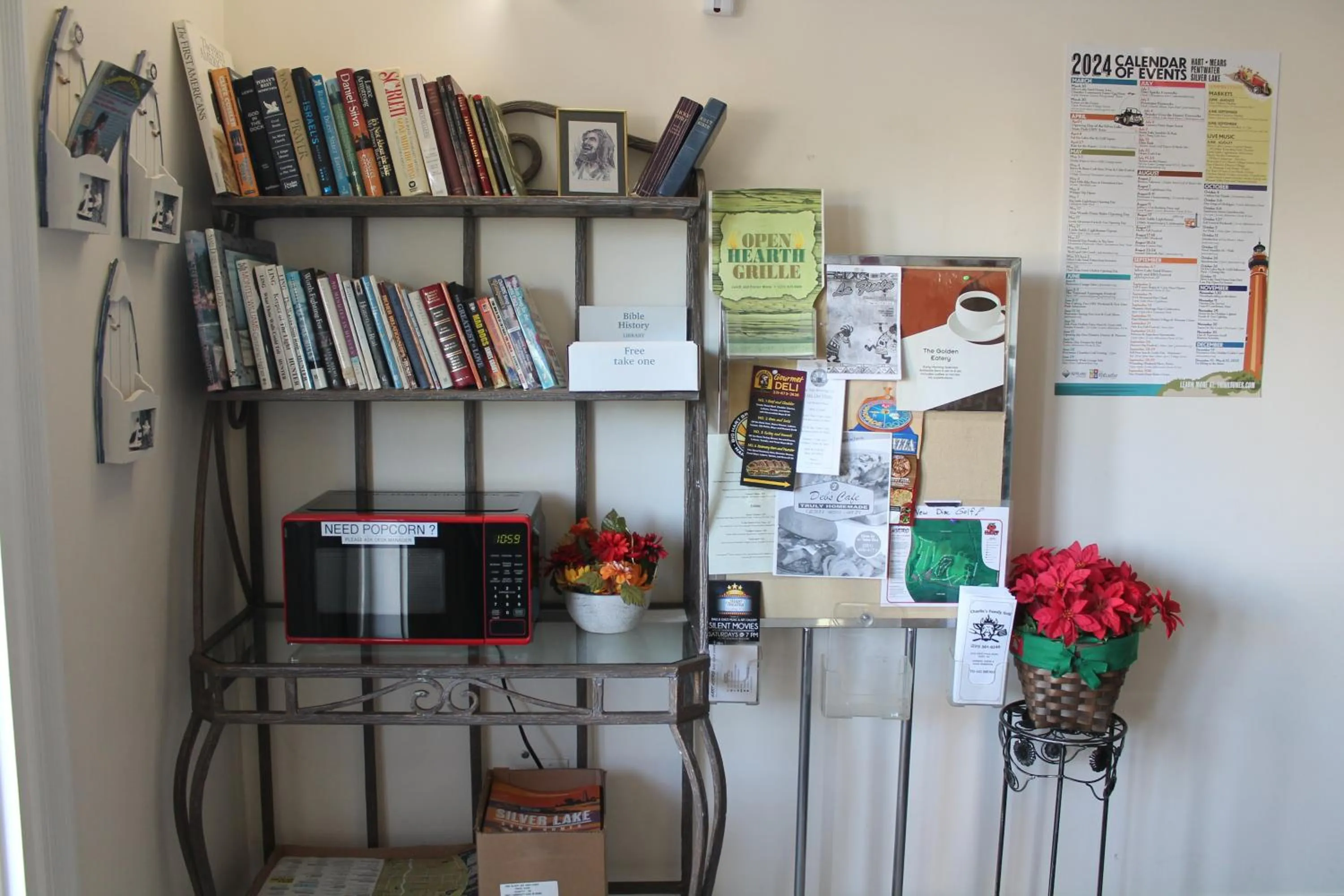 Library in American Host Inn