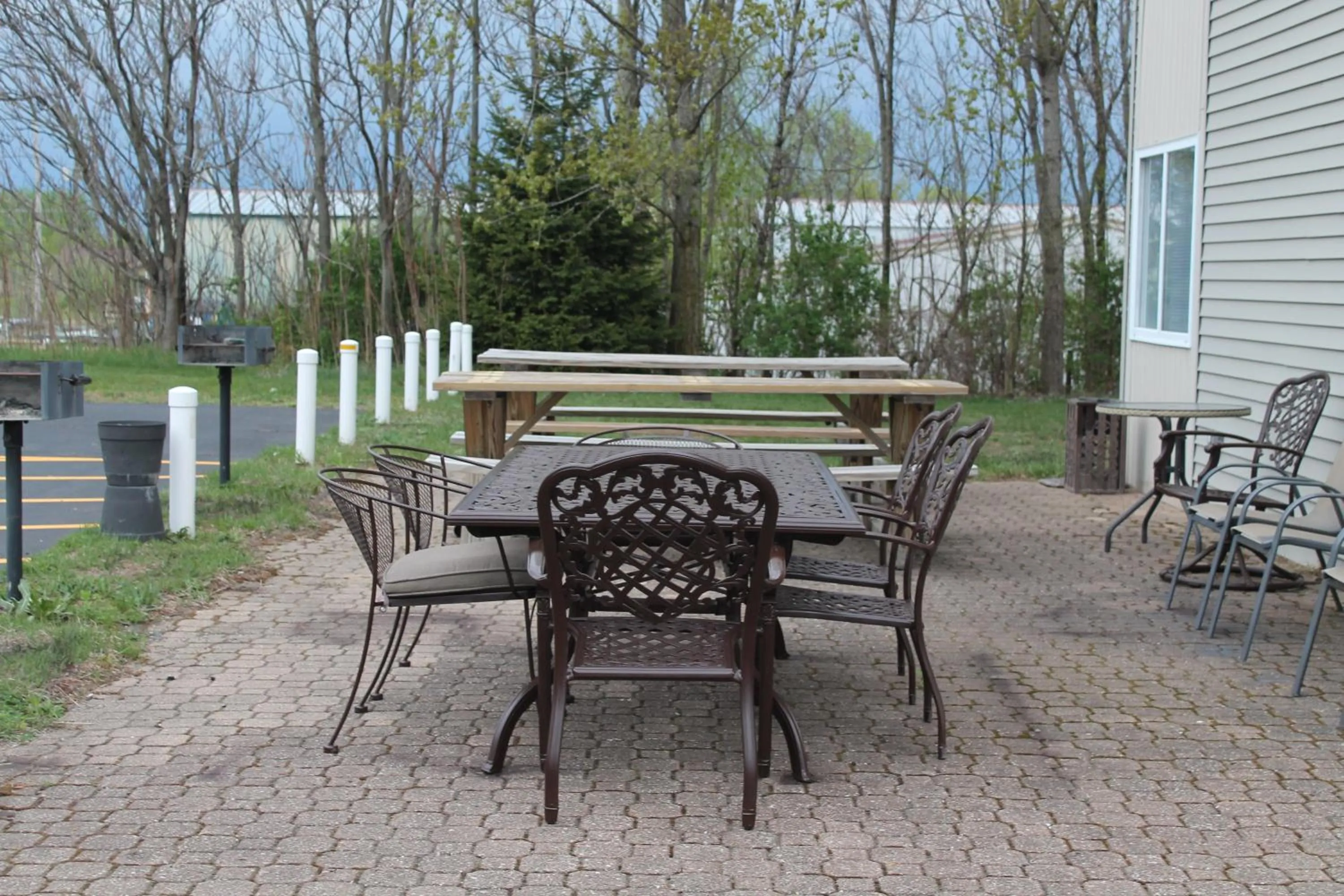 Patio in American Host Inn