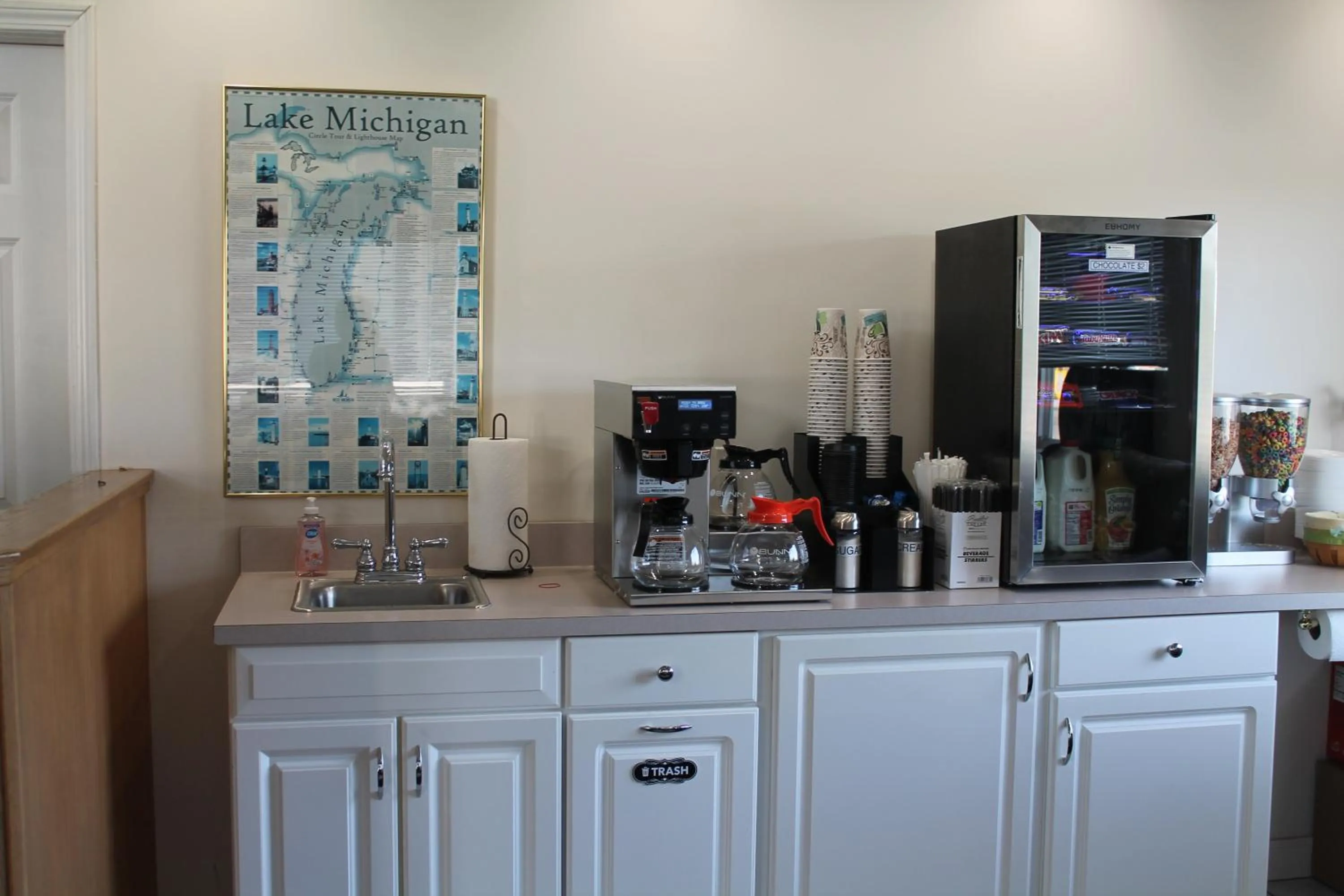 Coffee/tea facilities in American Host Inn