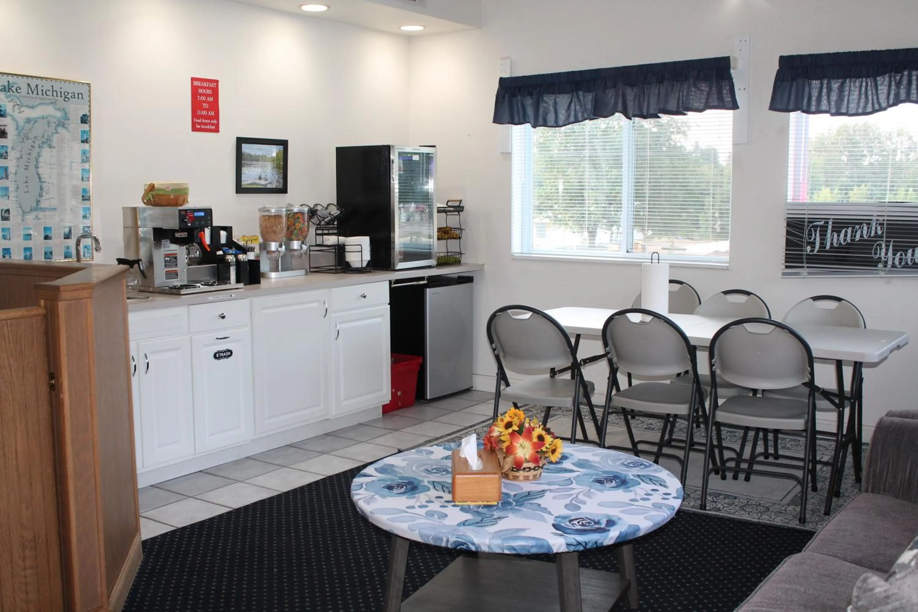 Dining area in American Host Inn
