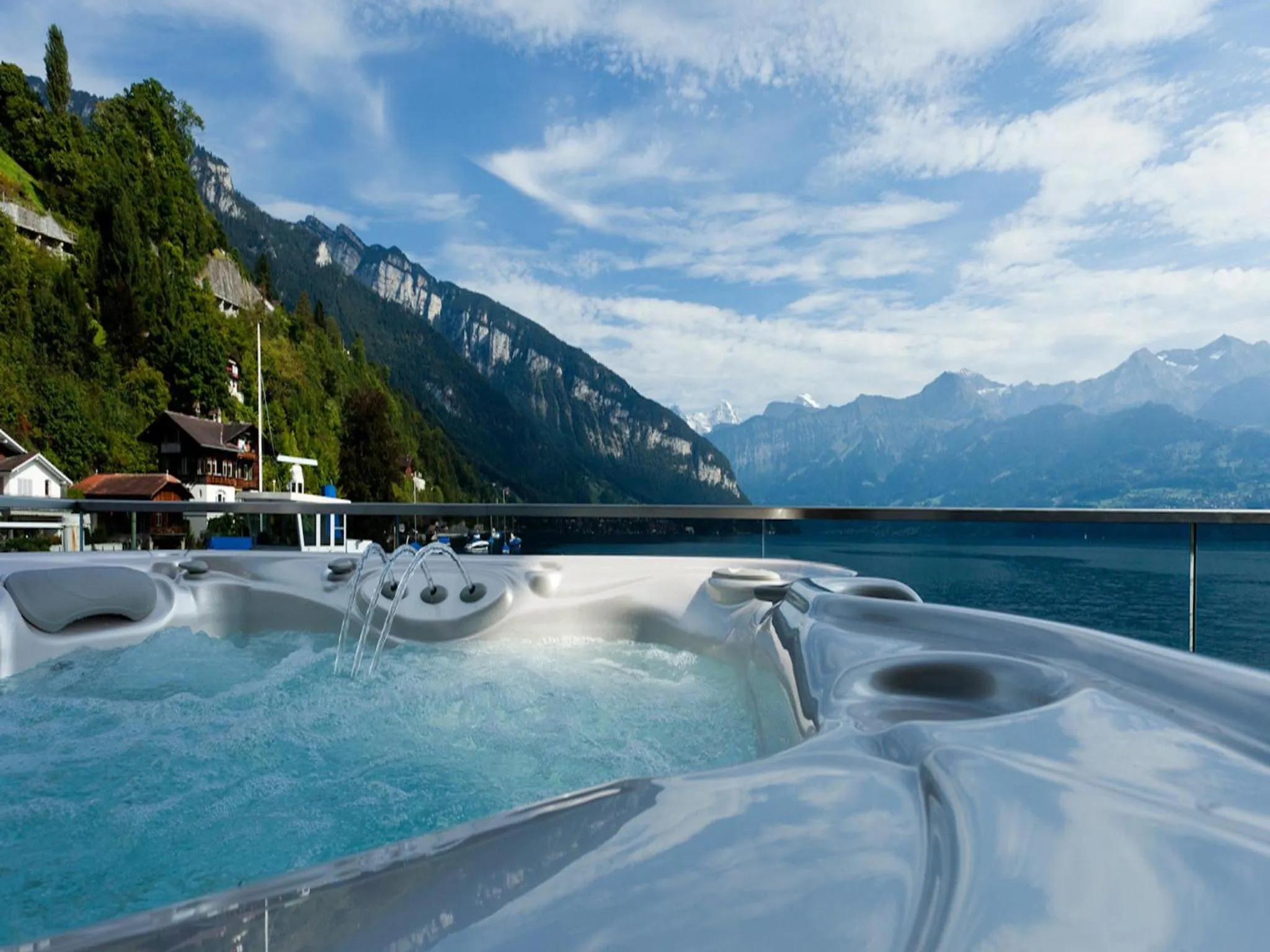 Hot Tub in Parkhotel Gunten – Beach & Spa