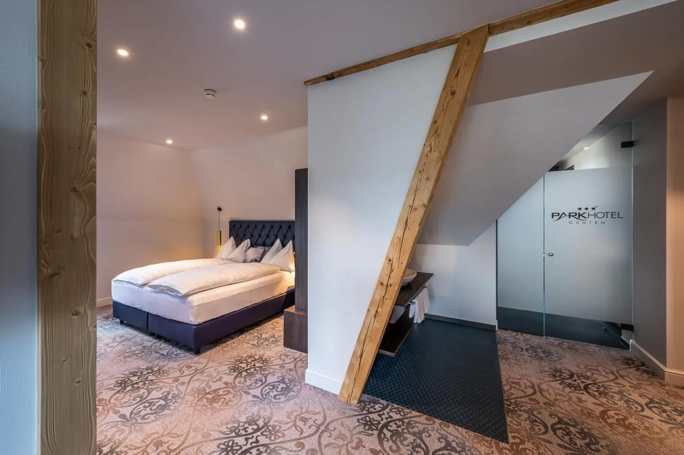 Photo of the whole room, Bed in Parkhotel Gunten – Beach & Spa
