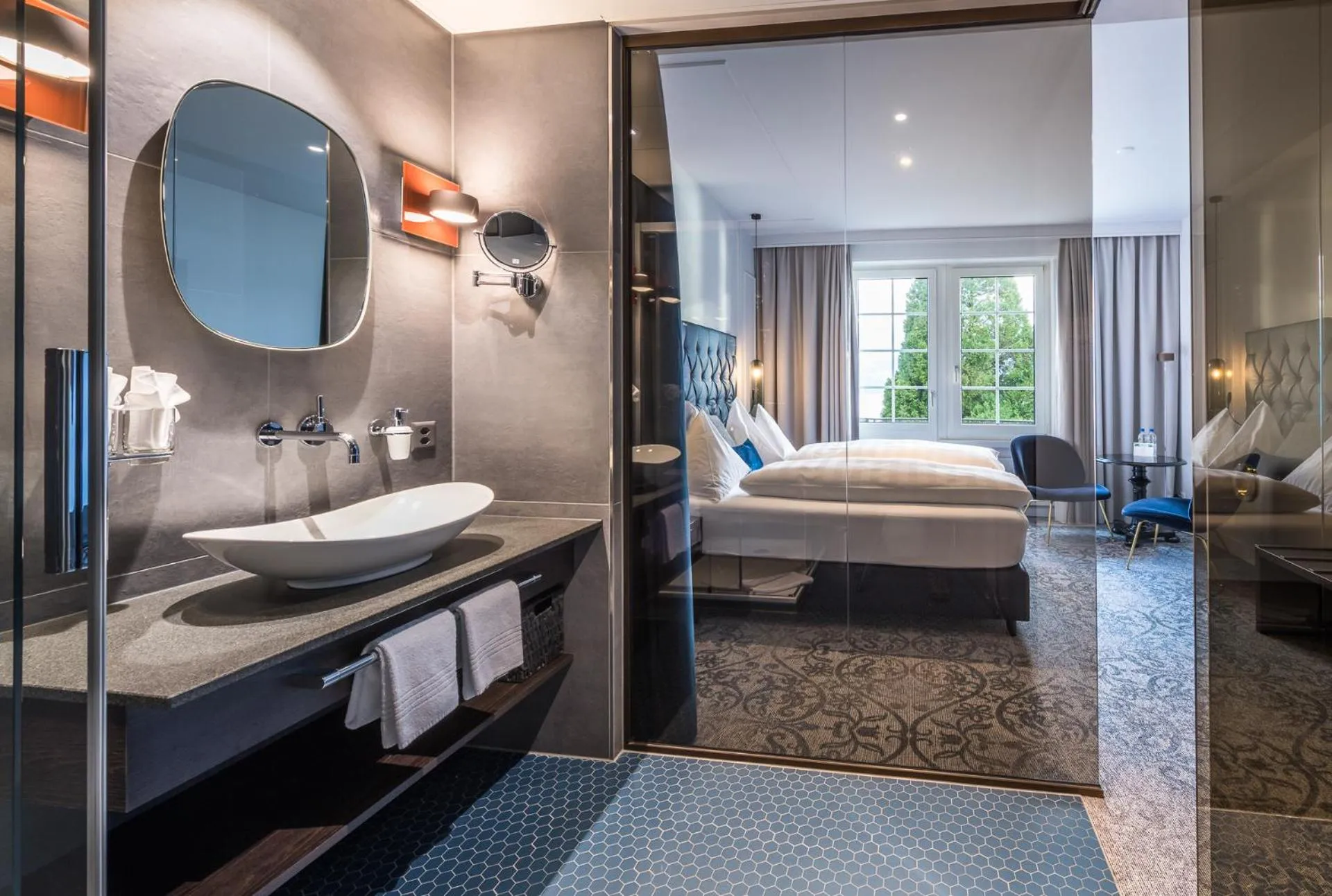 Bathroom, Bed in Parkhotel Gunten – Beach & Spa