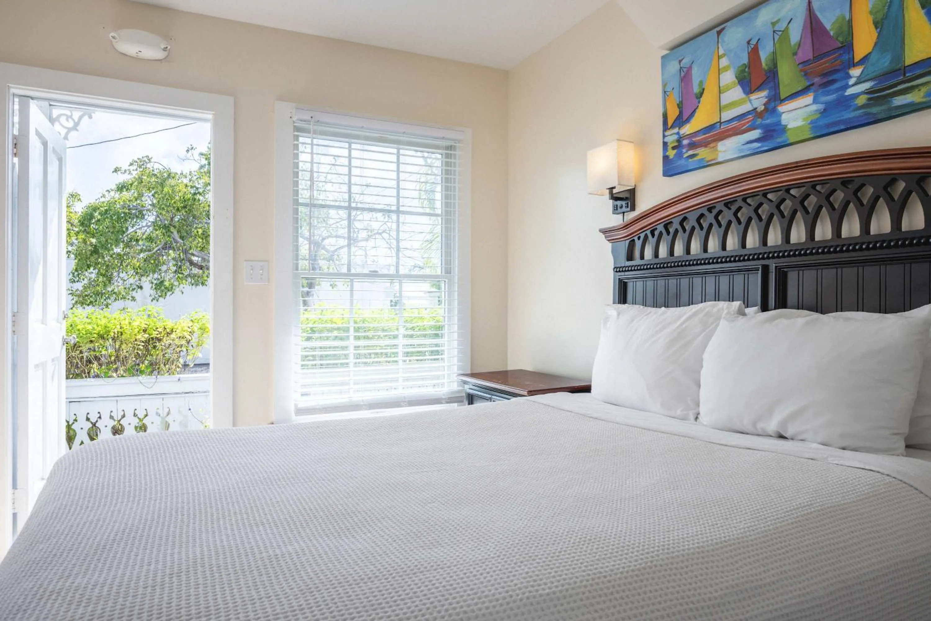 Bed in Sea Breeze -Great Location!