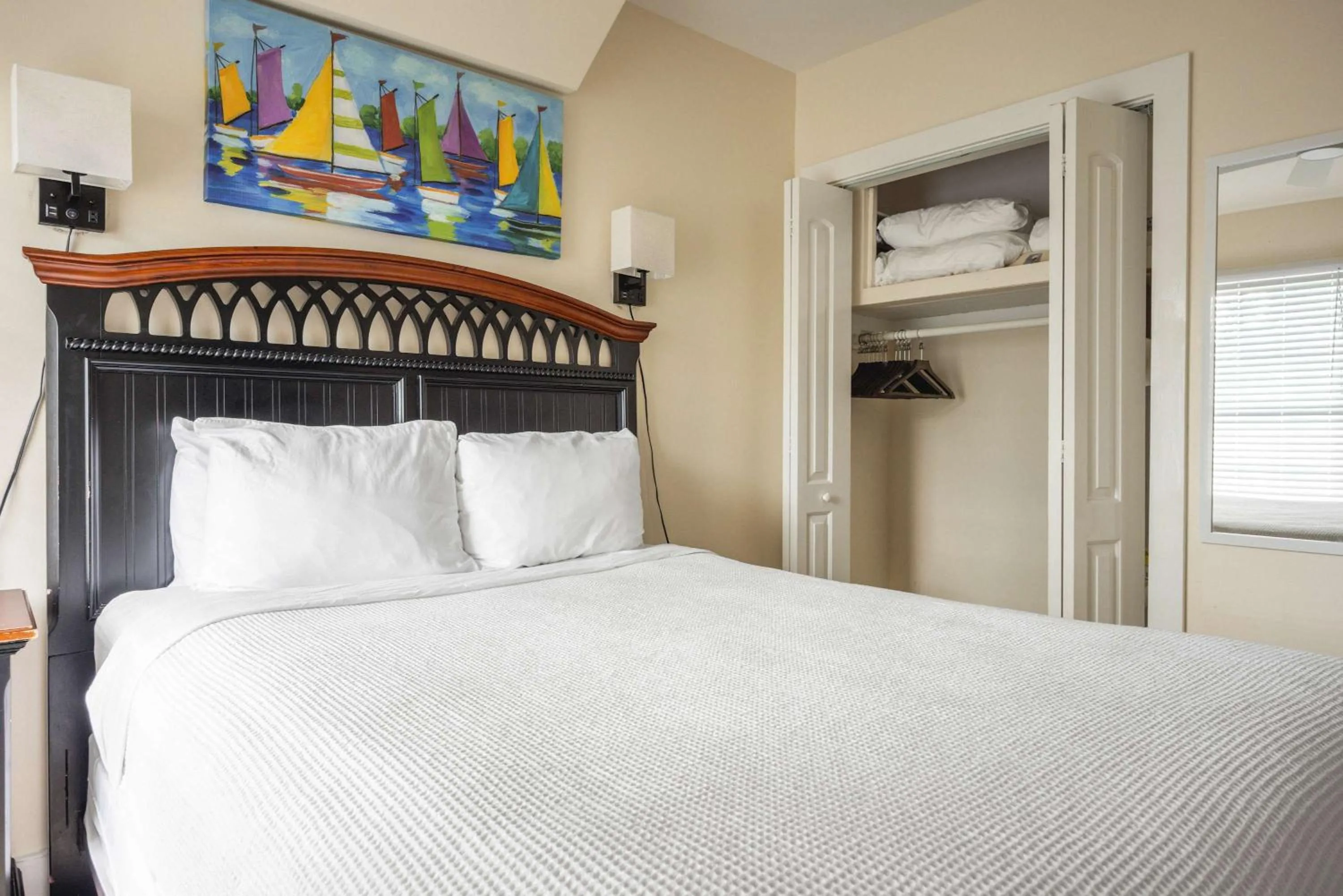 Bed in Sea Breeze -Great Location!