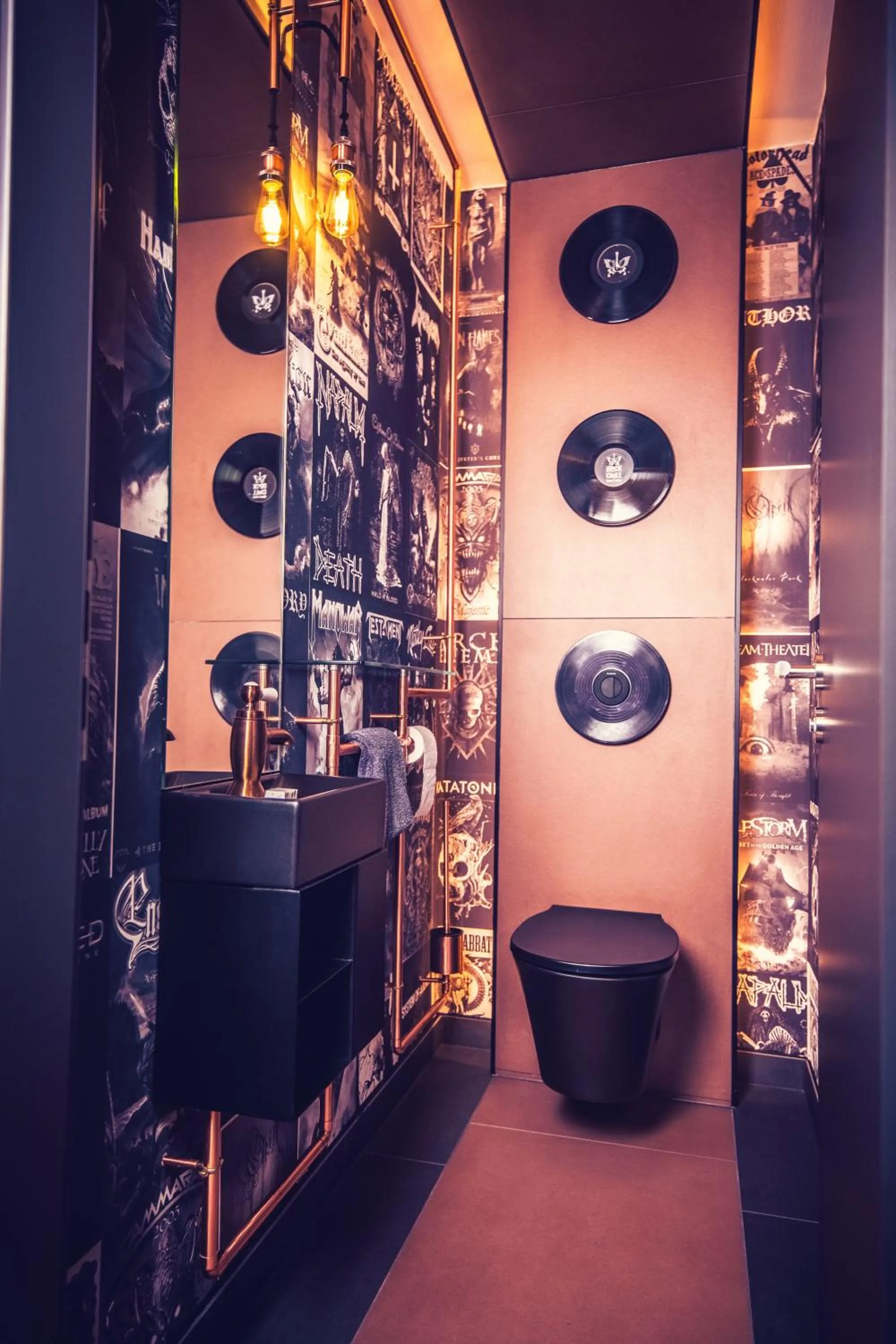 Toilet in Rock&Chill Hotel Falter