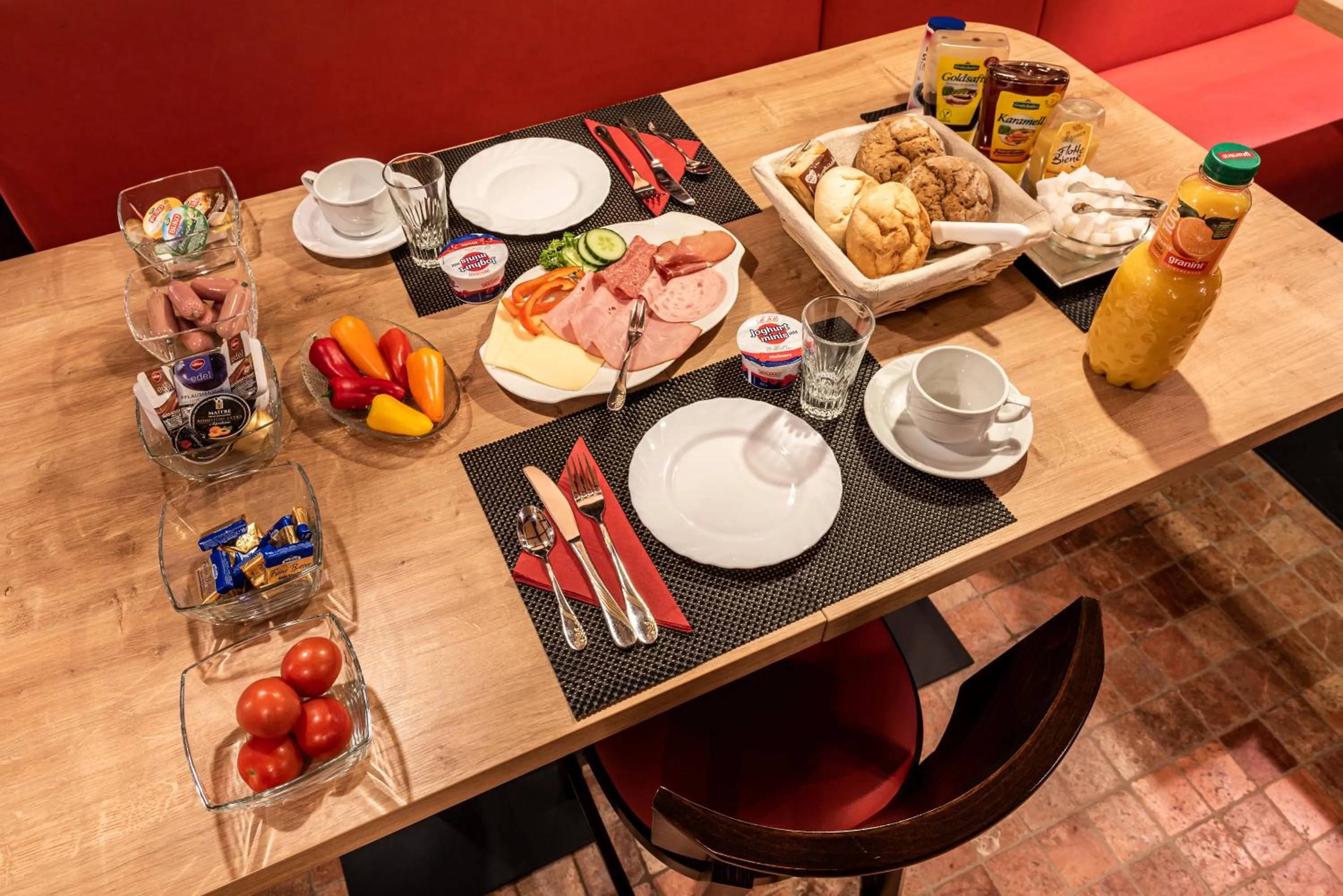 Breakfast in AKZENT Land-Hotel Zum Schwan, Garni WEILERSWIST-METTERNICH, 3 E-LADESTATIONEN, Nähe PHANTASIALAND, PALMENPARADIES Euskirchen