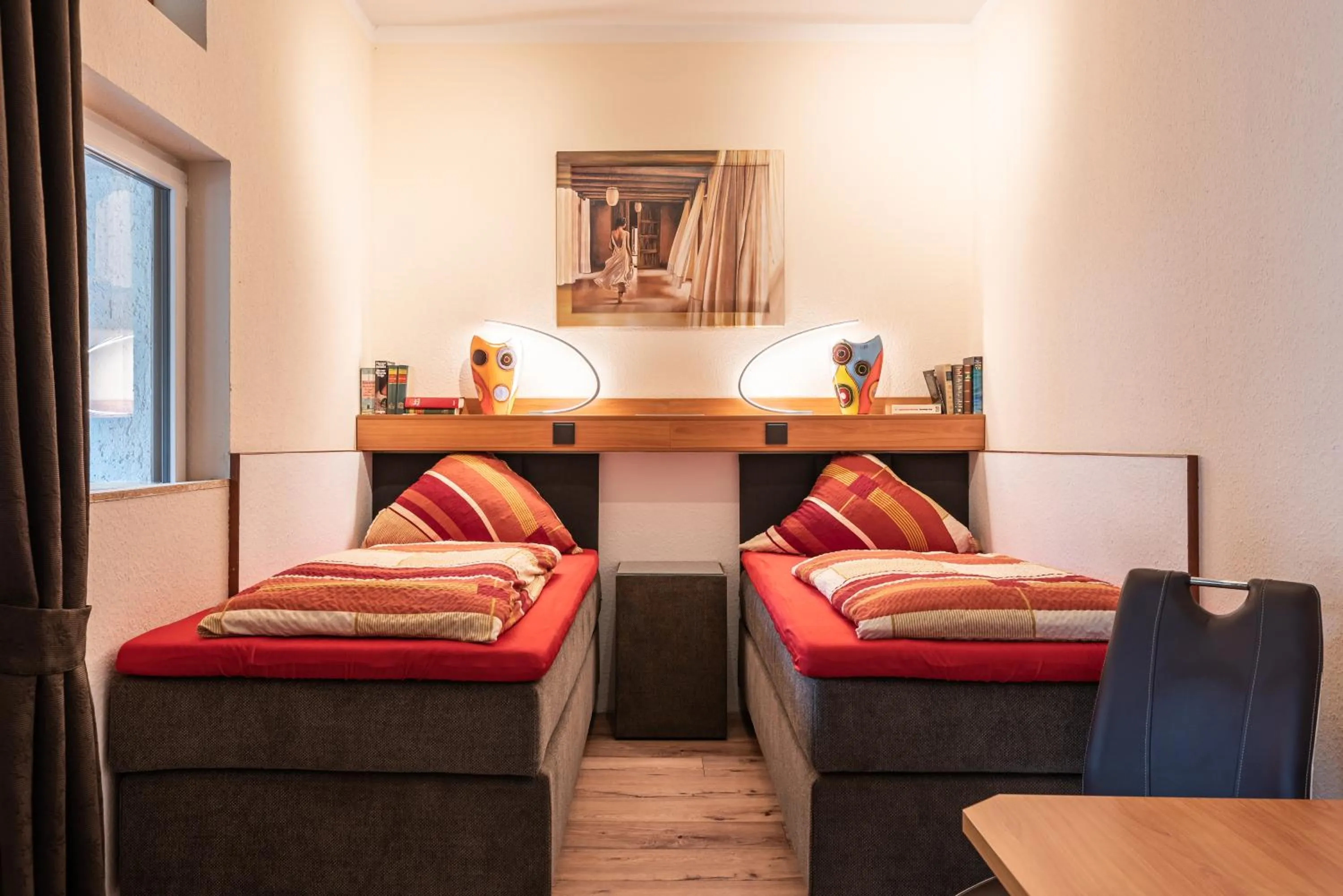 Bed in AKZENT Land-Hotel Zum Schwan, Garni WEILERSWIST-METTERNICH, 3 E-LADESTATIONEN, Nähe PHANTASIALAND, PALMENPARADIES Euskirchen