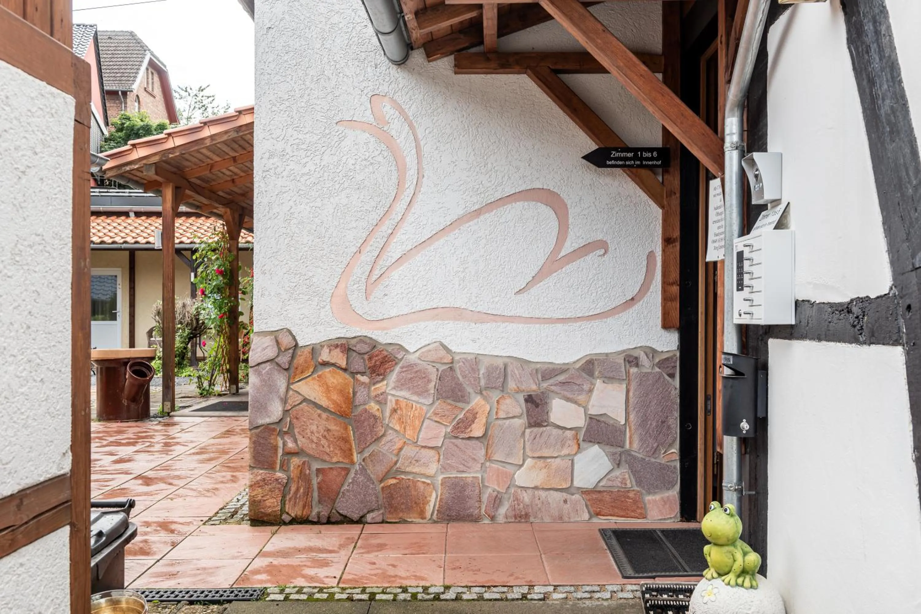 Property building in AKZENT Land-Hotel Zum Schwan, Garni WEILERSWIST-METTERNICH, 3 E-LADESTATIONEN, Nähe PHANTASIALAND, PALMENPARADIES Euskirchen