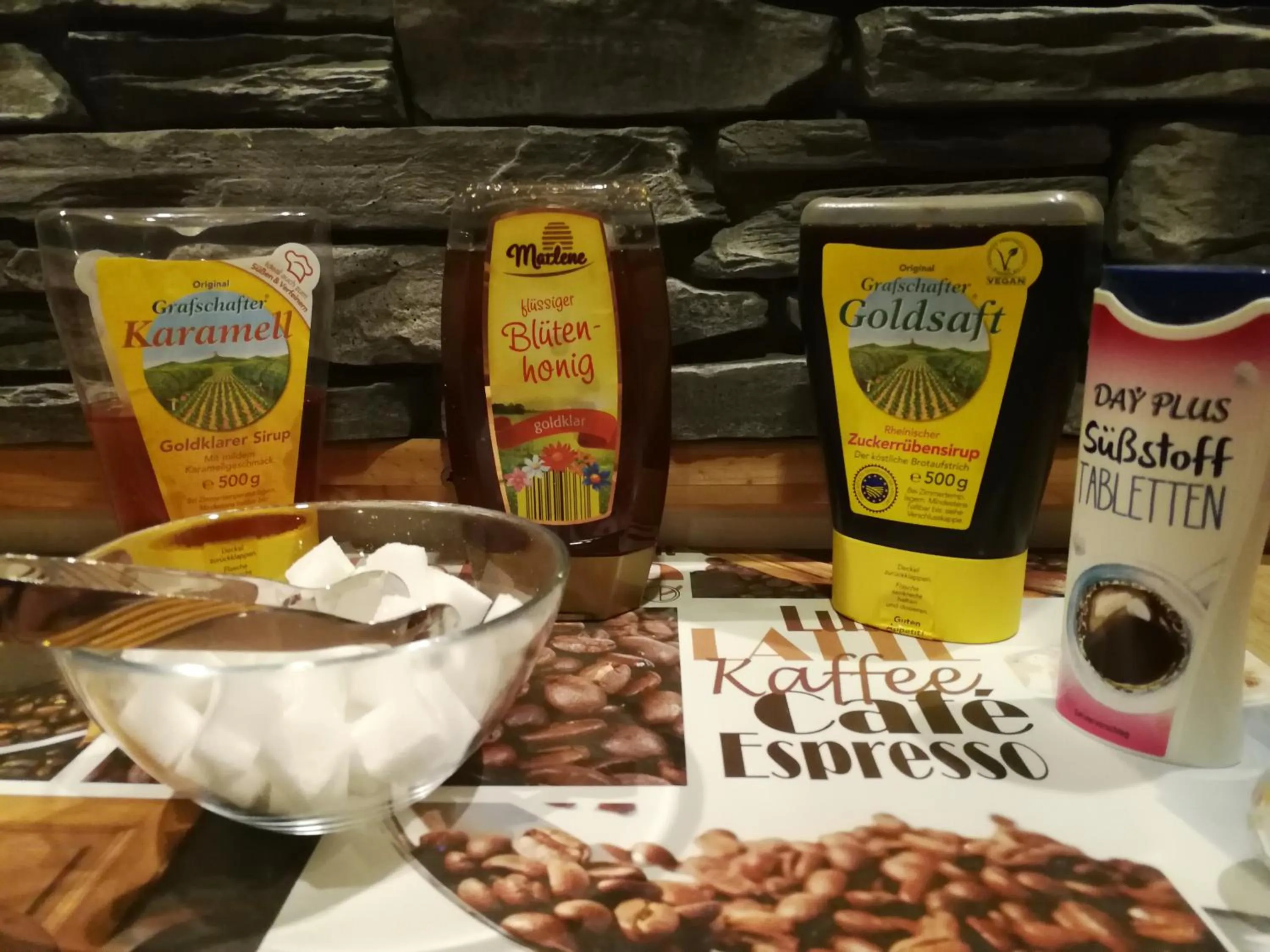 Breakfast in AKZENT Land-Hotel Zum Schwan, Garni WEILERSWIST-METTERNICH, 3 E-LADESTATIONEN, Nähe PHANTASIALAND, PALMENPARADIES Euskirchen