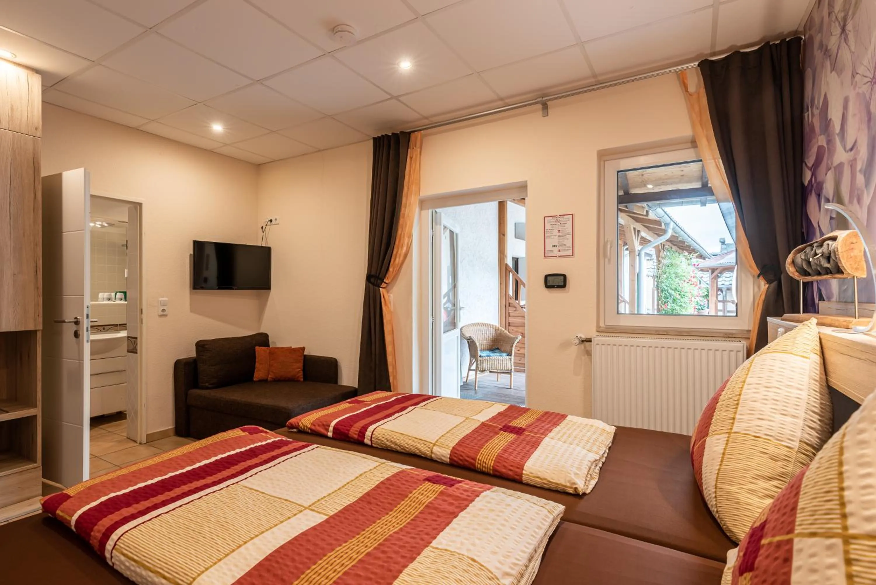 Bed in AKZENT Land-Hotel Zum Schwan, Garni WEILERSWIST-METTERNICH, 3 E-LADESTATIONEN, Nähe PHANTASIALAND, PALMENPARADIES Euskirchen