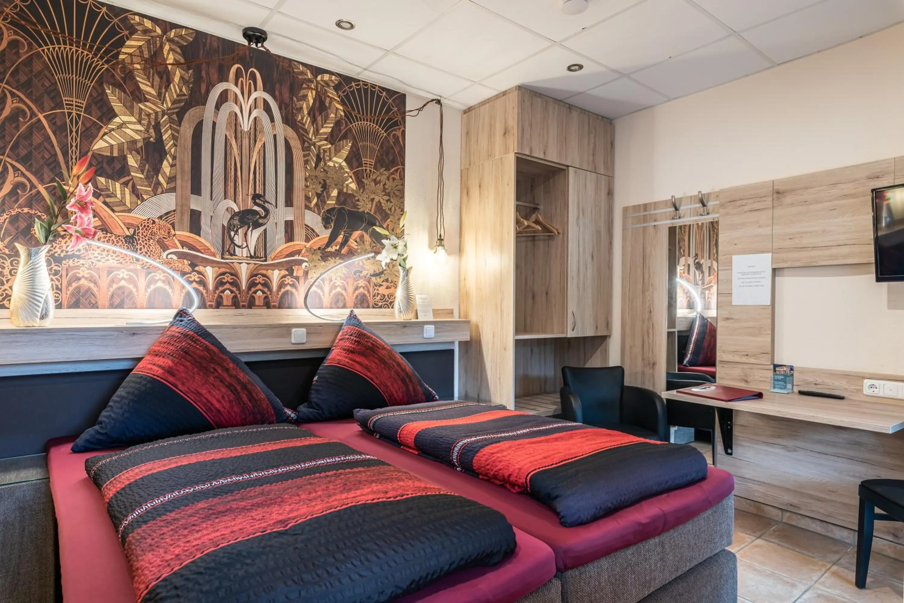 Bed in AKZENT Land-Hotel Zum Schwan, Garni WEILERSWIST-METTERNICH, 3 E-LADESTATIONEN, Nähe PHANTASIALAND, PALMENPARADIES Euskirchen