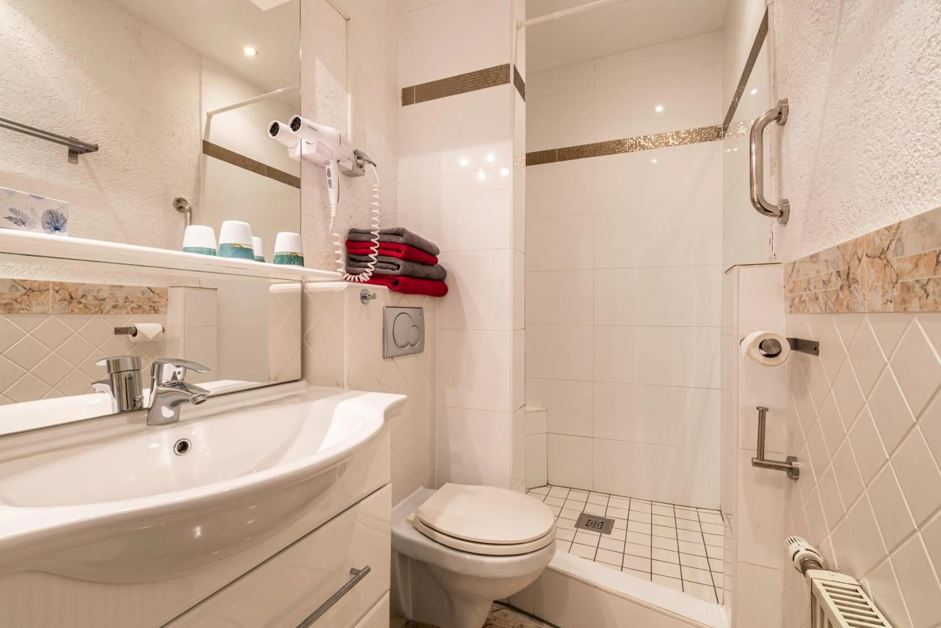 Shower in AKZENT Land-Hotel Zum Schwan, Garni WEILERSWIST-METTERNICH, 3 E-LADESTATIONEN, Nähe PHANTASIALAND, PALMENPARADIES Euskirchen