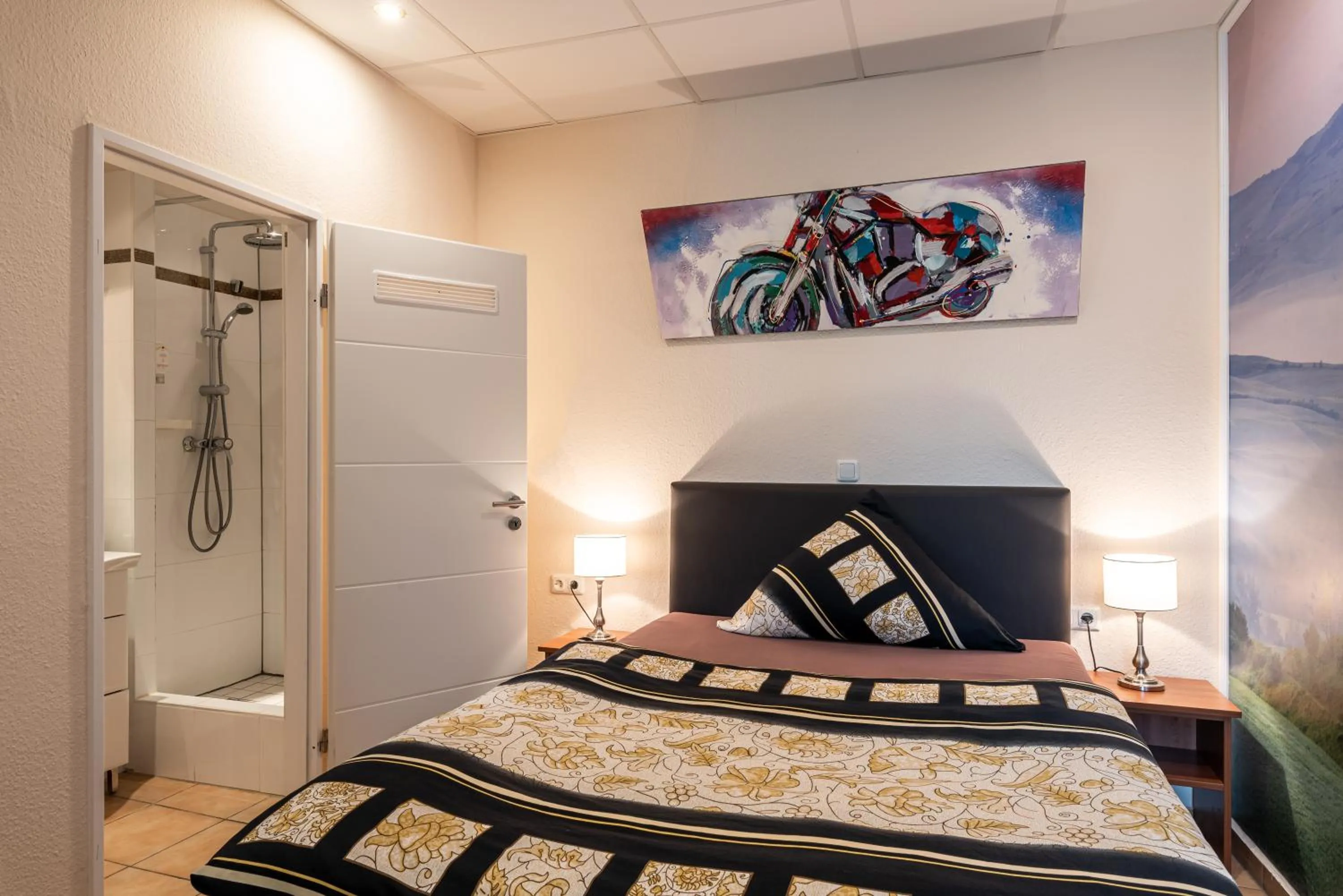 Shower, Bed in AKZENT Land-Hotel Zum Schwan, Garni WEILERSWIST-METTERNICH, 3 E-LADESTATIONEN, Nähe PHANTASIALAND, PALMENPARADIES Euskirchen