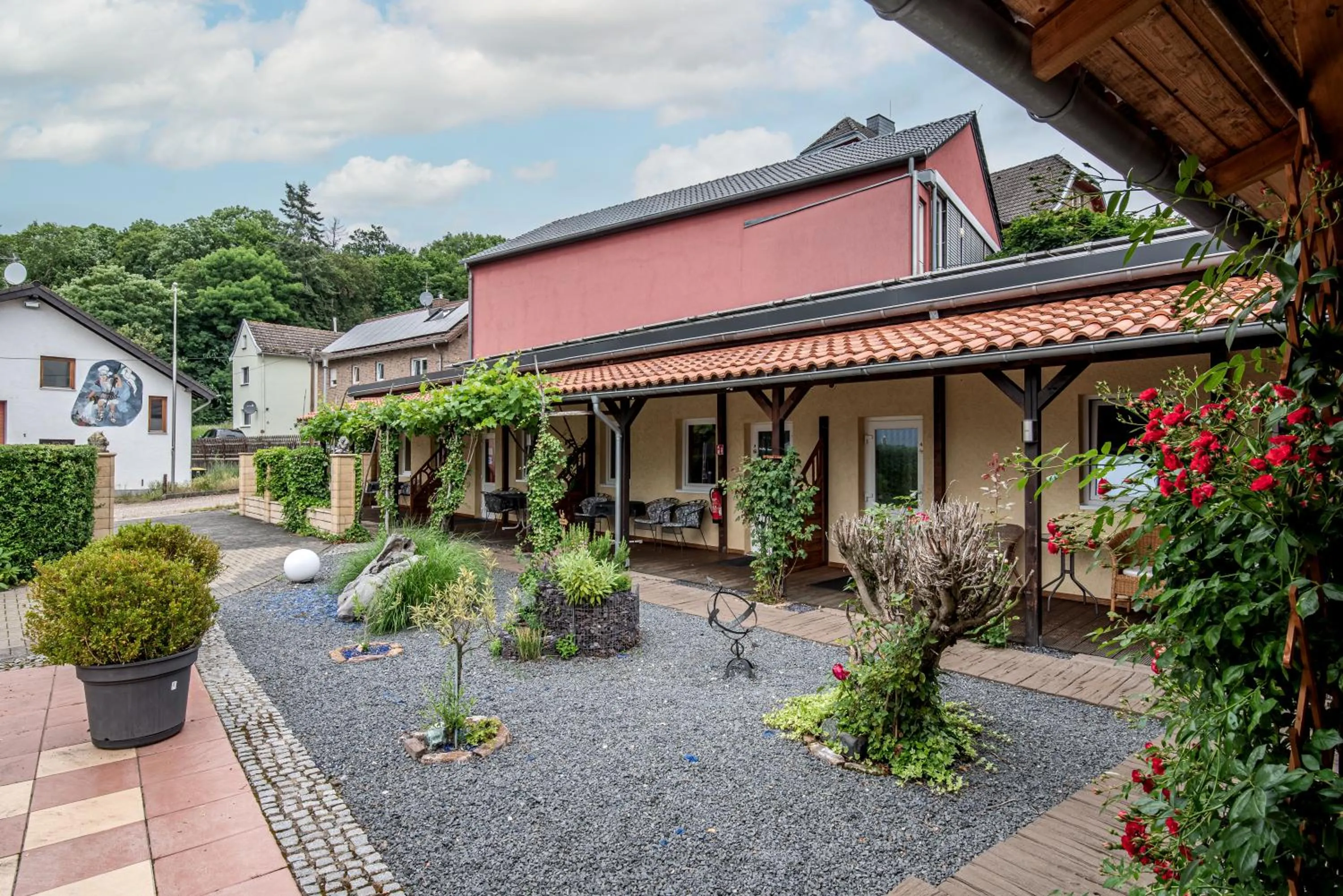 Garden in AKZENT Land-Hotel Zum Schwan, Garni WEILERSWIST-METTERNICH, 3 E-LADESTATIONEN, Nähe PHANTASIALAND, PALMENPARADIES Euskirchen