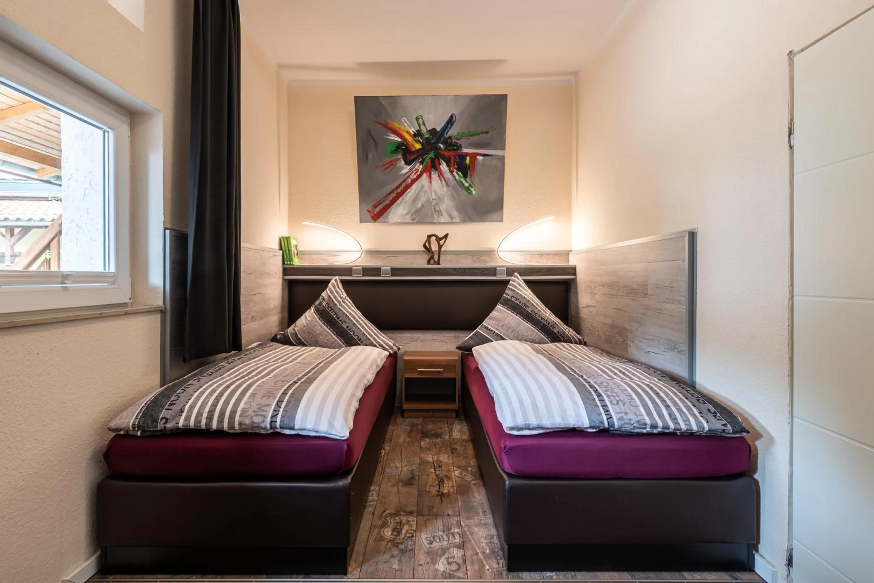 Photo of the whole room, Bed in AKZENT Land-Hotel Zum Schwan, Garni WEILERSWIST-METTERNICH, 3 E-LADESTATIONEN, Nähe PHANTASIALAND, PALMENPARADIES Euskirchen