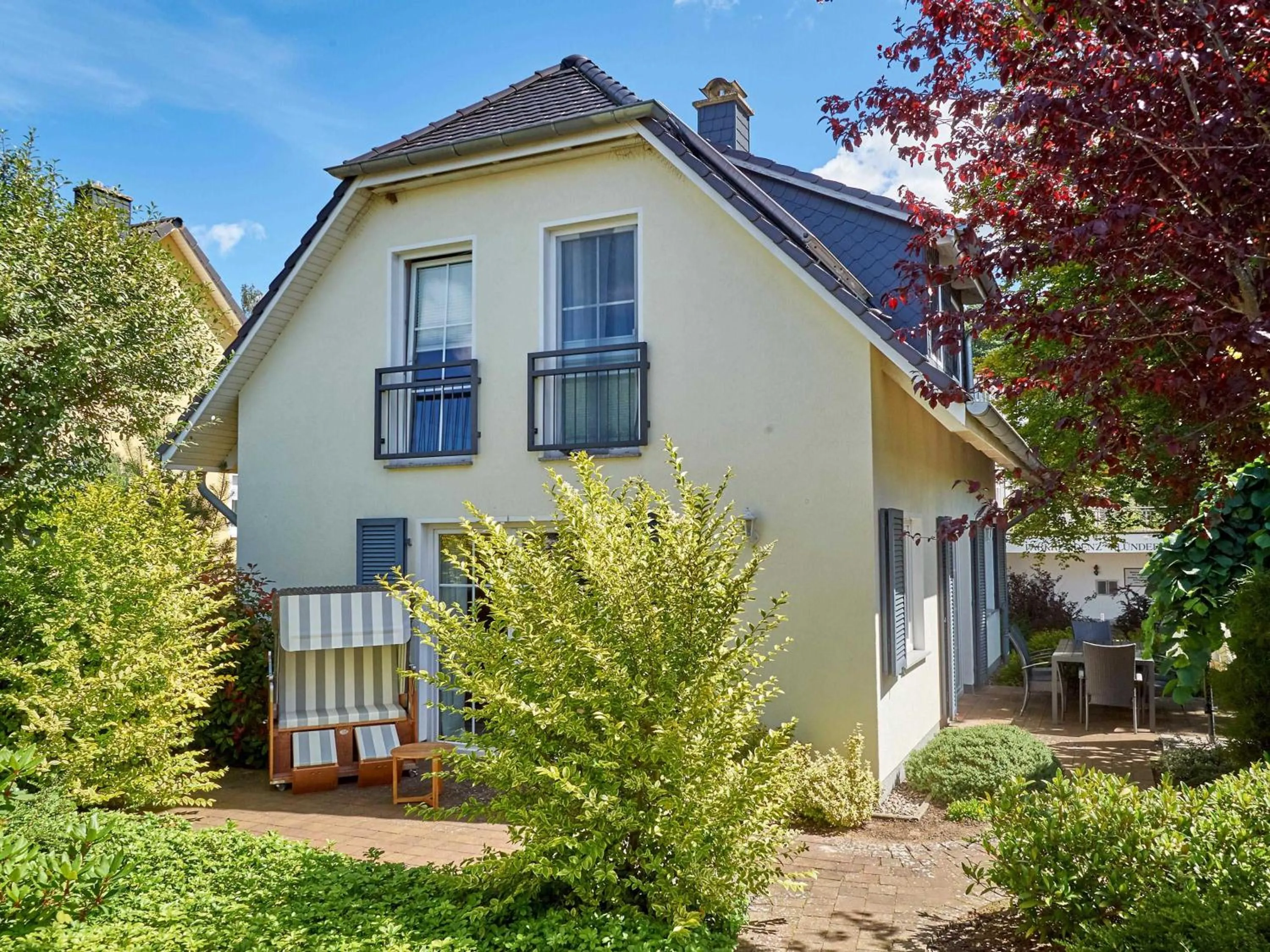 Property building in Ferienhaus Klünderberg in Binz mit Kamin, Terrasse, Strandkorb
