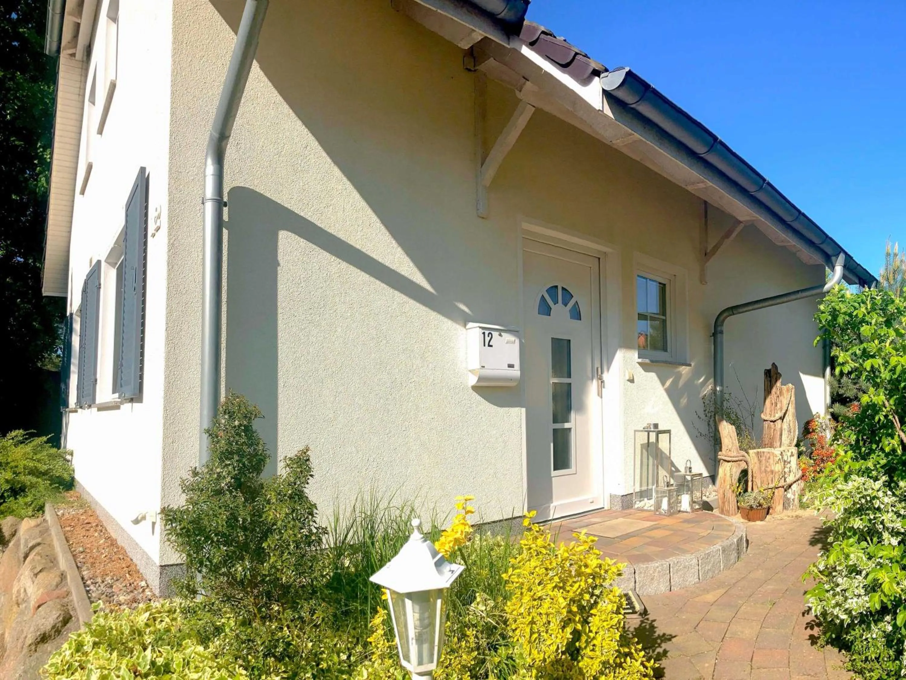 Property building in Ferienhaus Klünderberg in Binz mit Kamin, Terrasse, Strandkorb