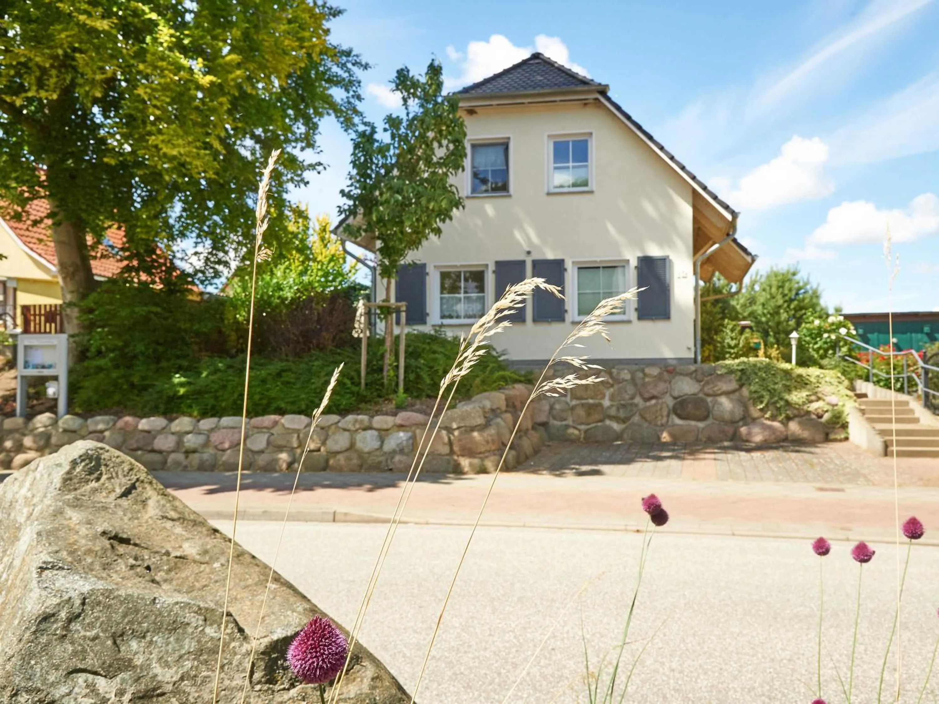Property building in Ferienhaus Klünderberg in Binz mit Kamin, Terrasse, Strandkorb