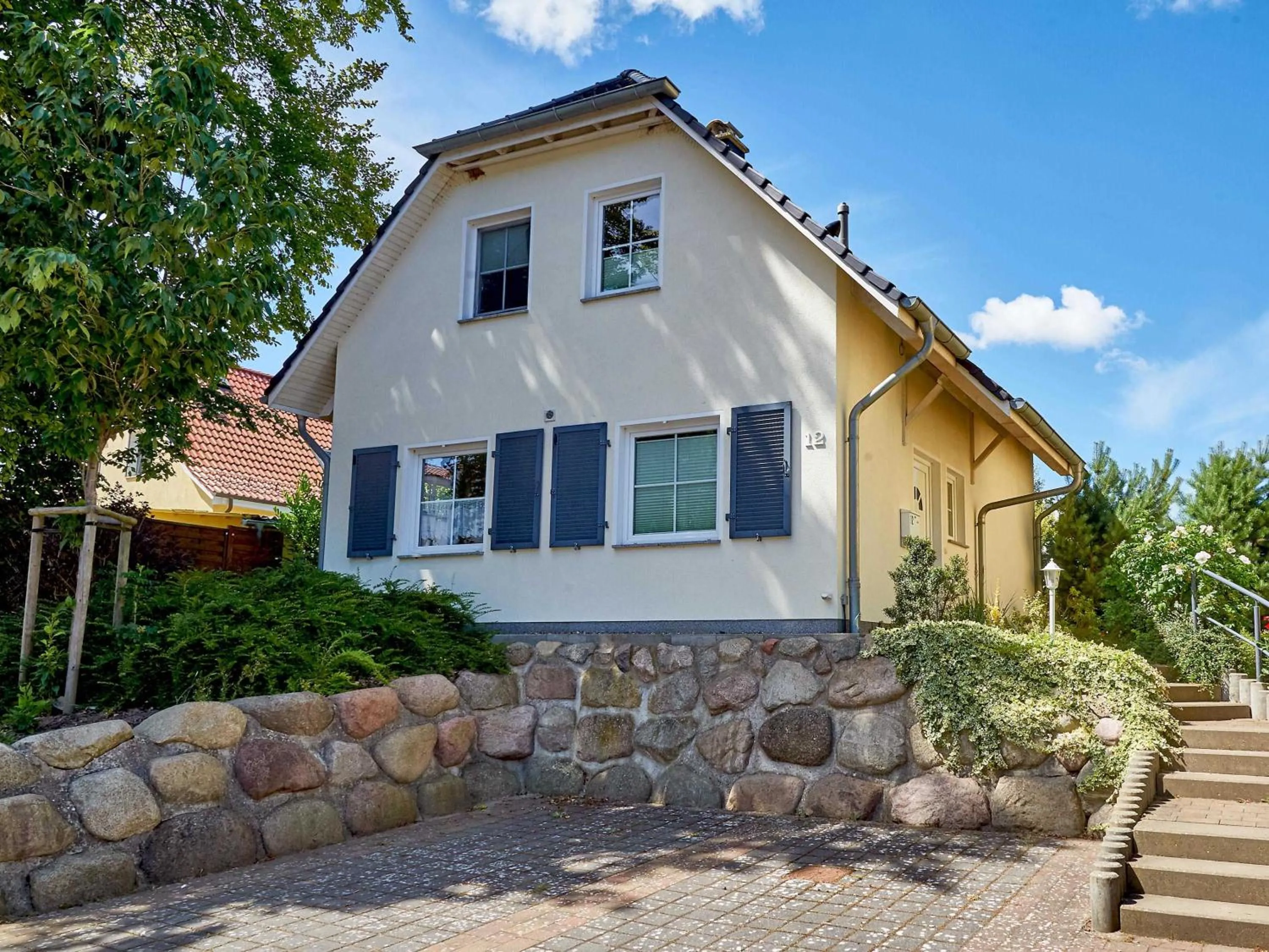 Property building in Ferienhaus Klünderberg in Binz mit Kamin, Terrasse, Strandkorb
