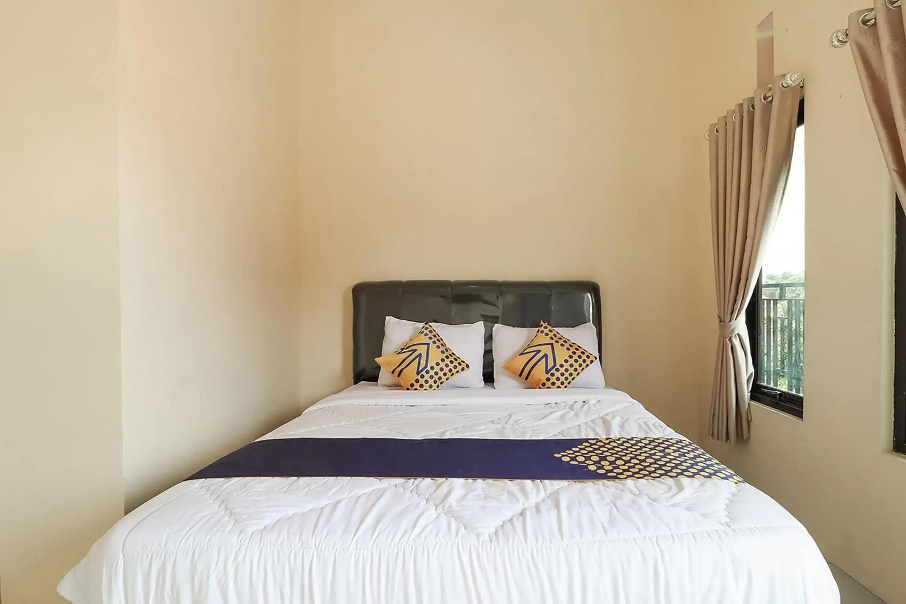 Deluxe King Room in SPOT ON 3859 Sweet Candy 2NearResinda park mall Deluxe King Room in SPOT ON 3859 Sweet Candy 2NearResinda park mall