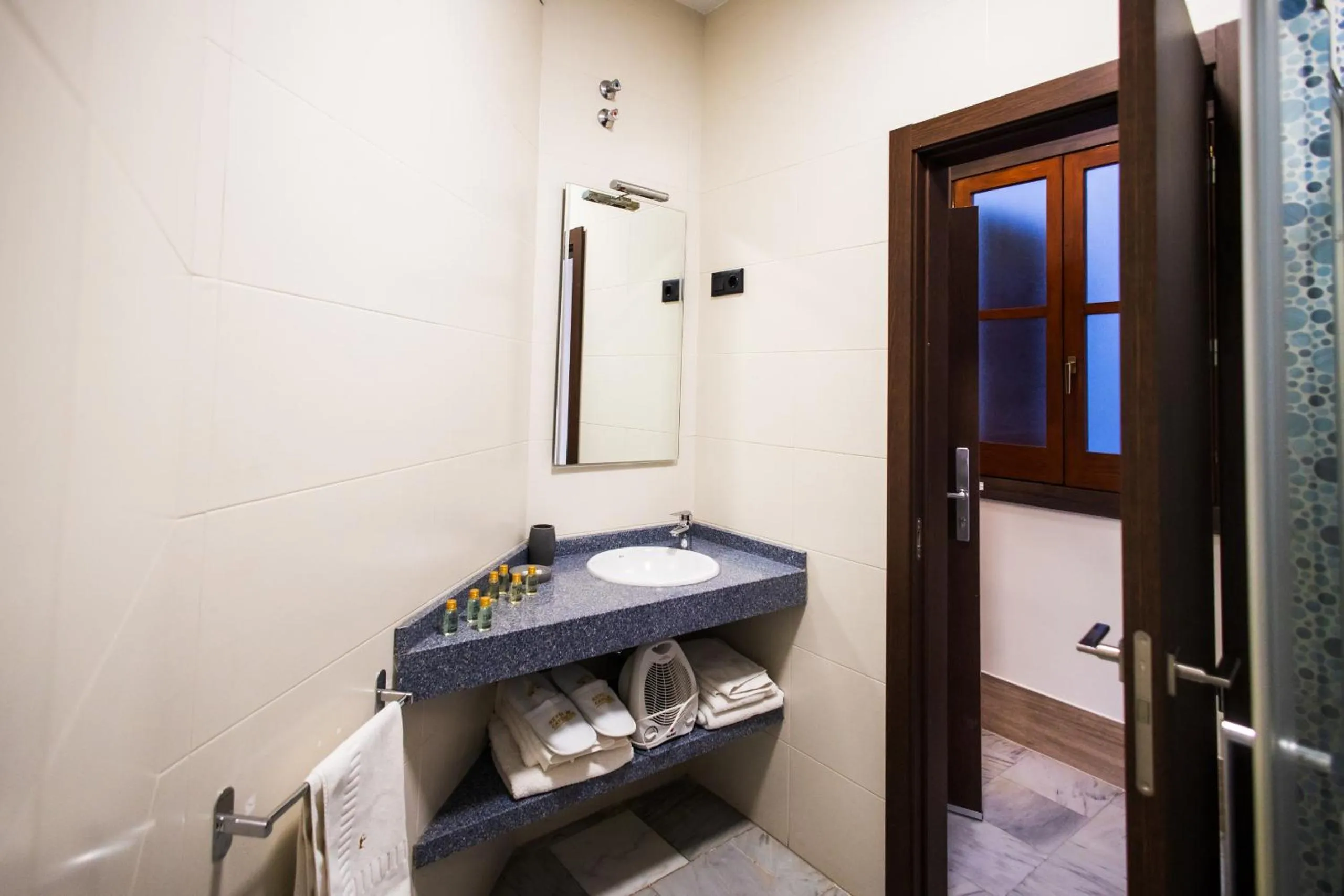Bathroom in Apartamentos Reyes Católicos