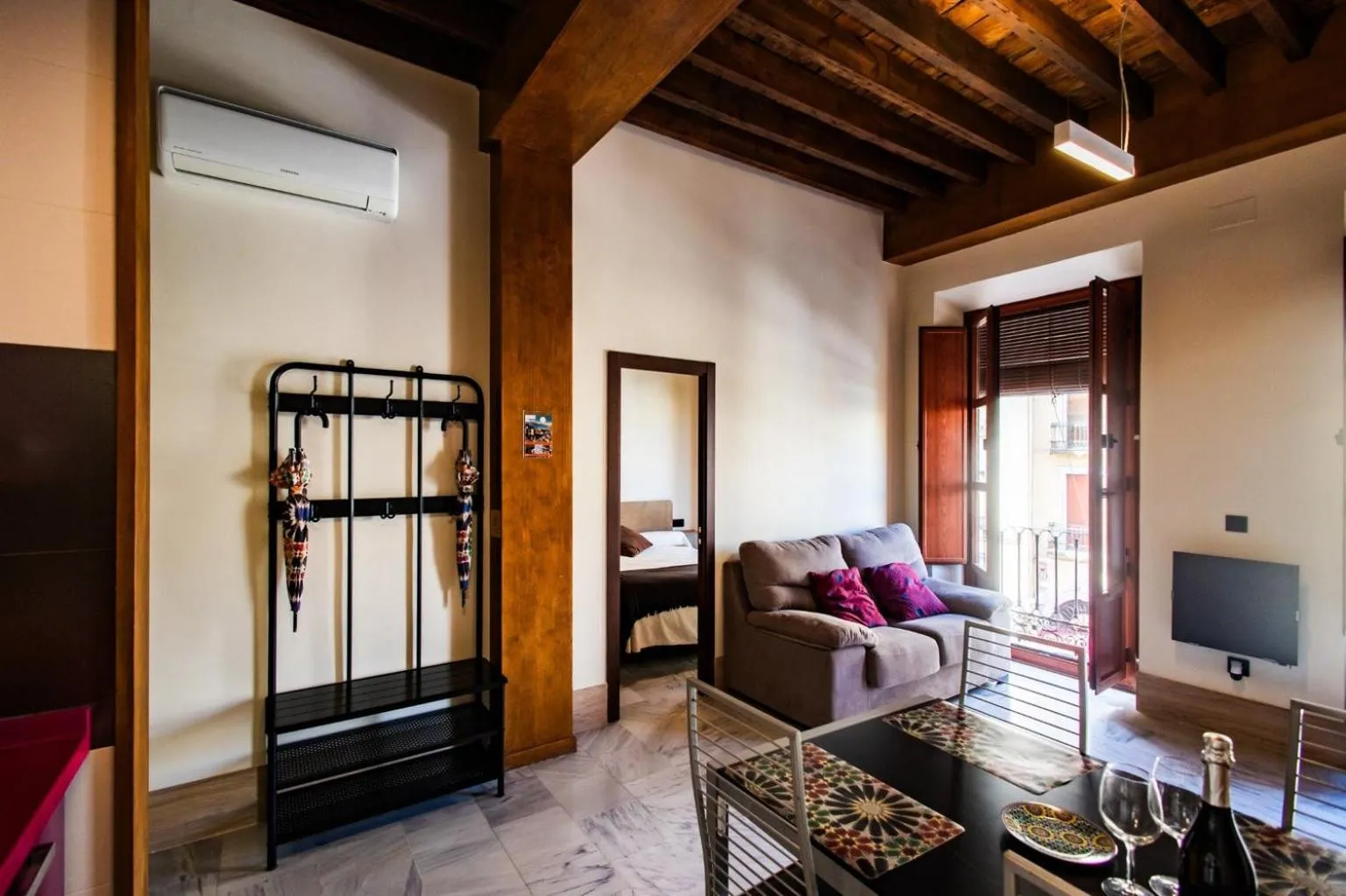 Dining area, Bed in Apartamentos Reyes Católicos