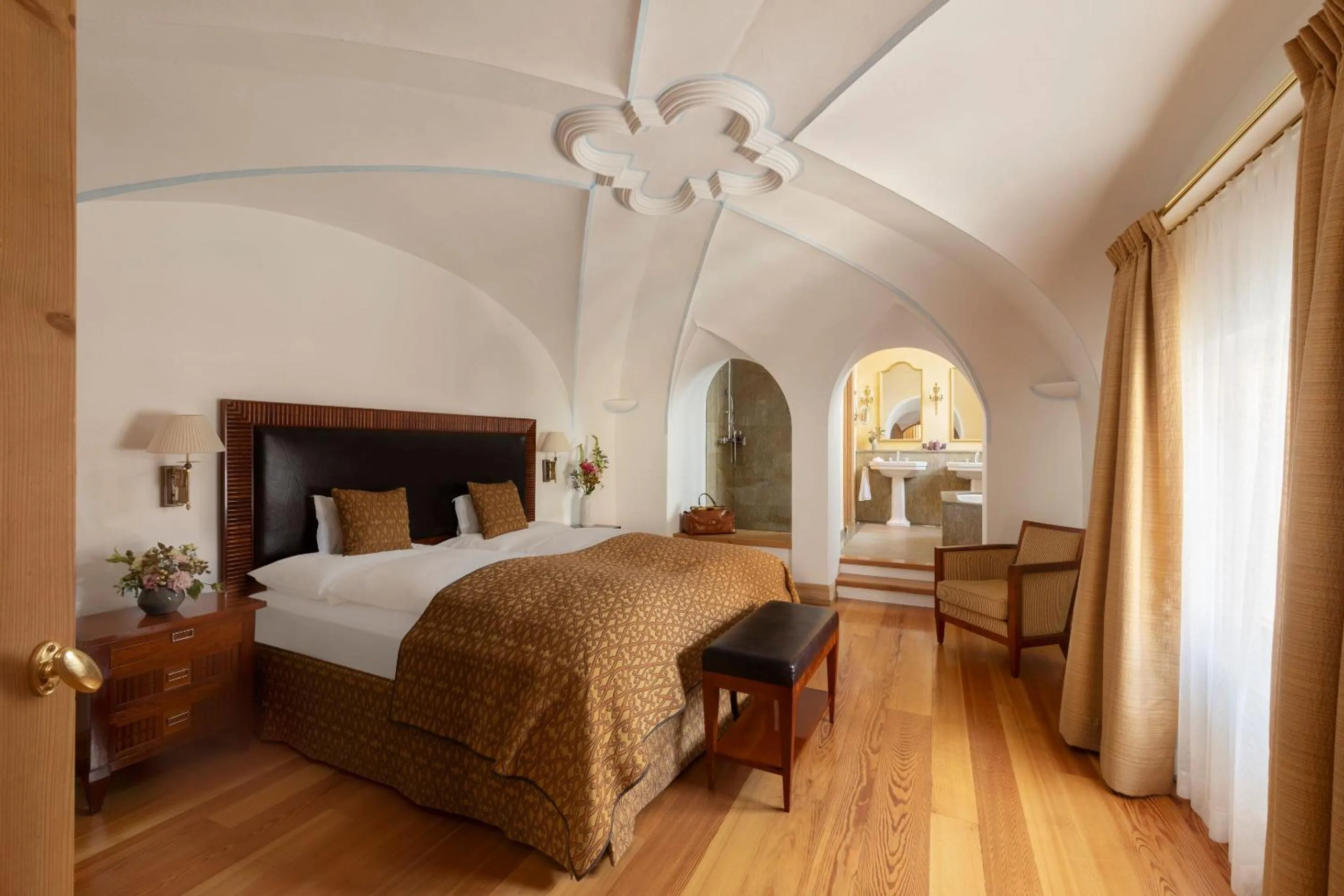 Bathroom, Bed in Grand Hotel Kronenhof