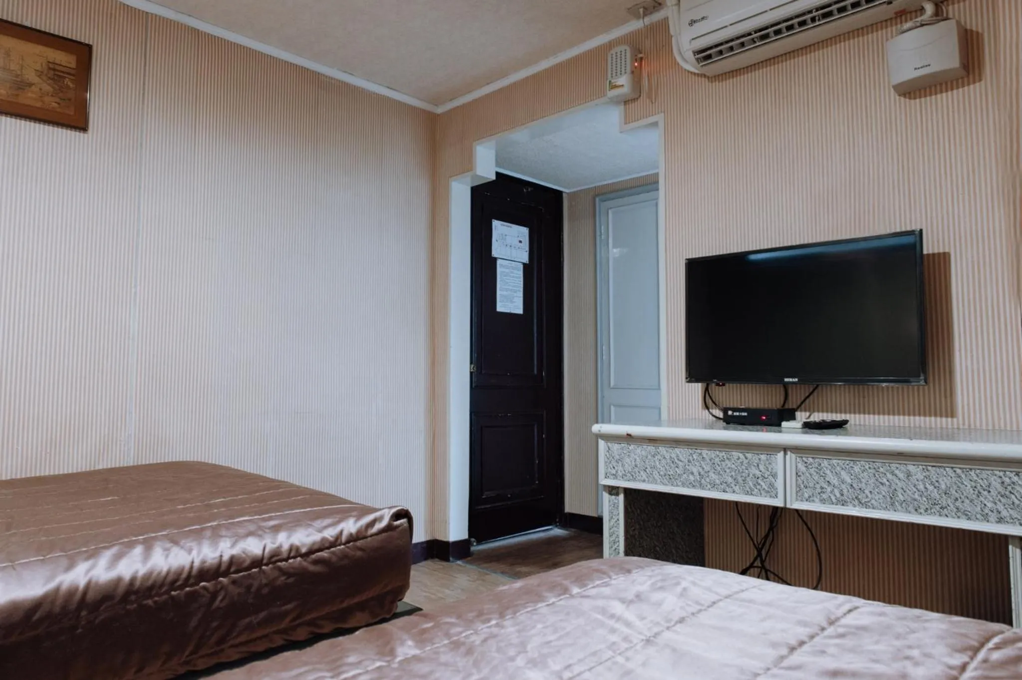 Bed in Tong Hsin Hotel