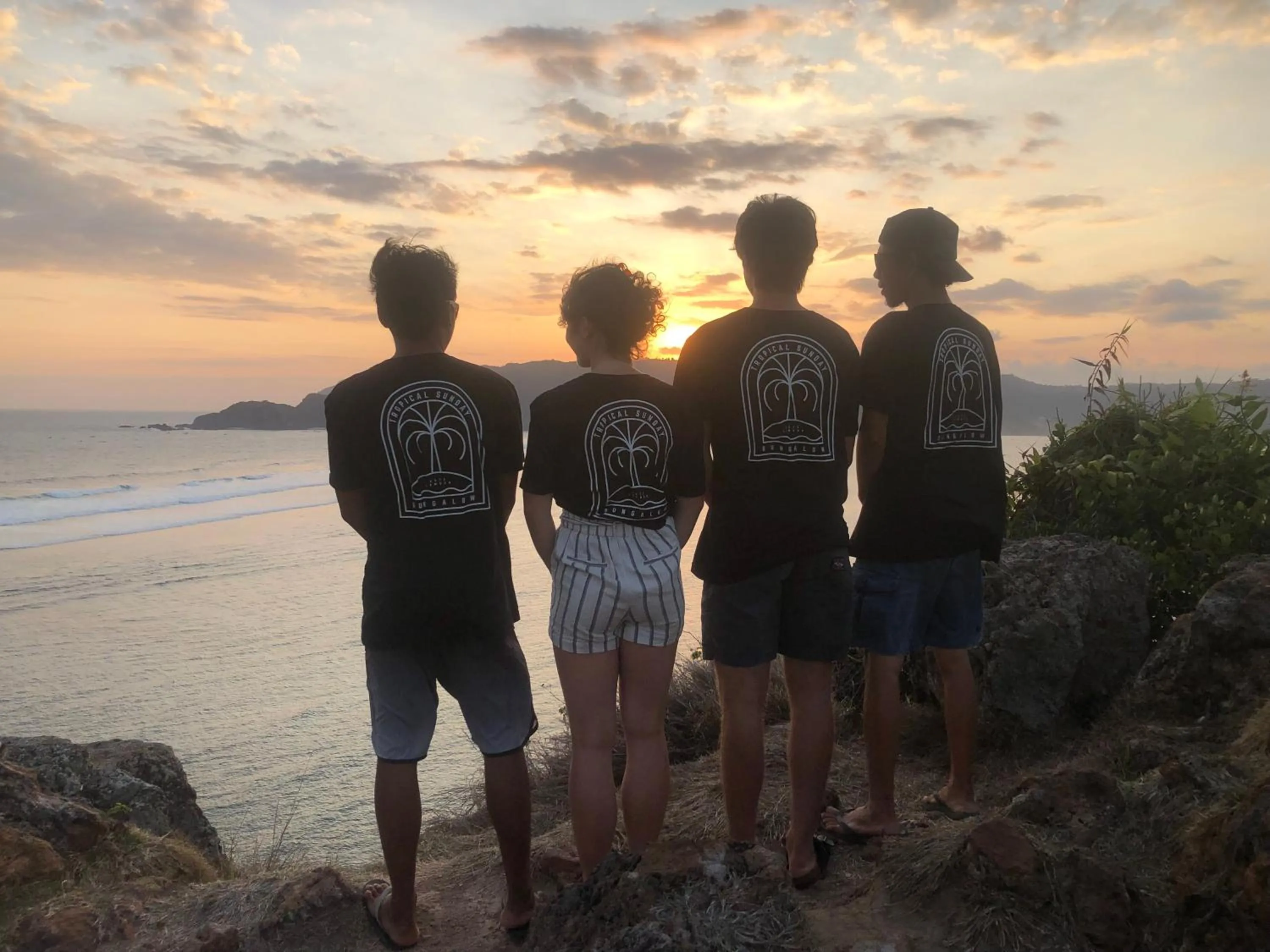 Tropical Sunday Bungalow - Surf And Stay