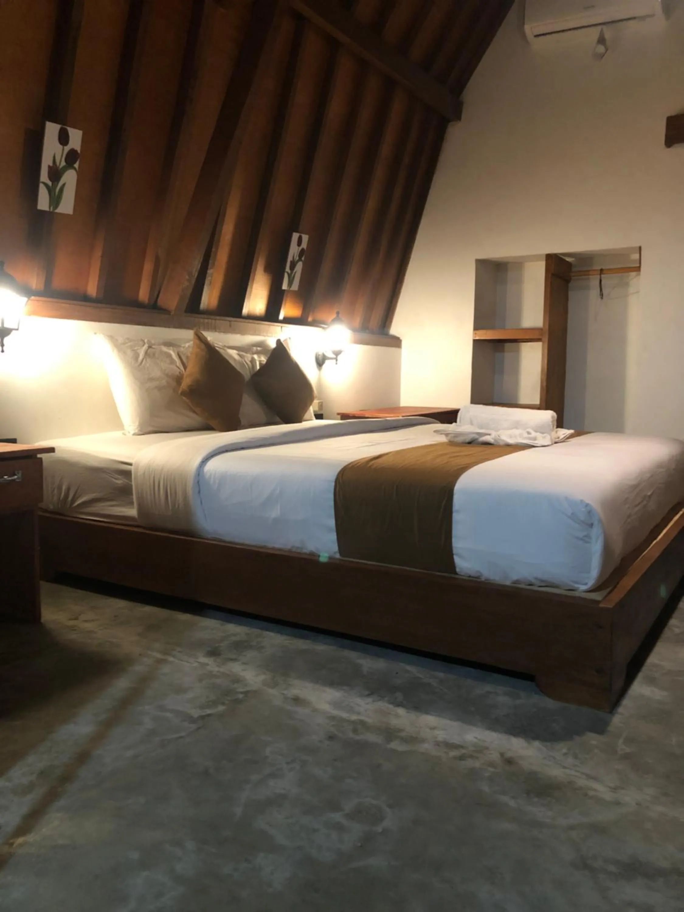 Bed in Tropical Sunday Bungalow - Surf And Stay