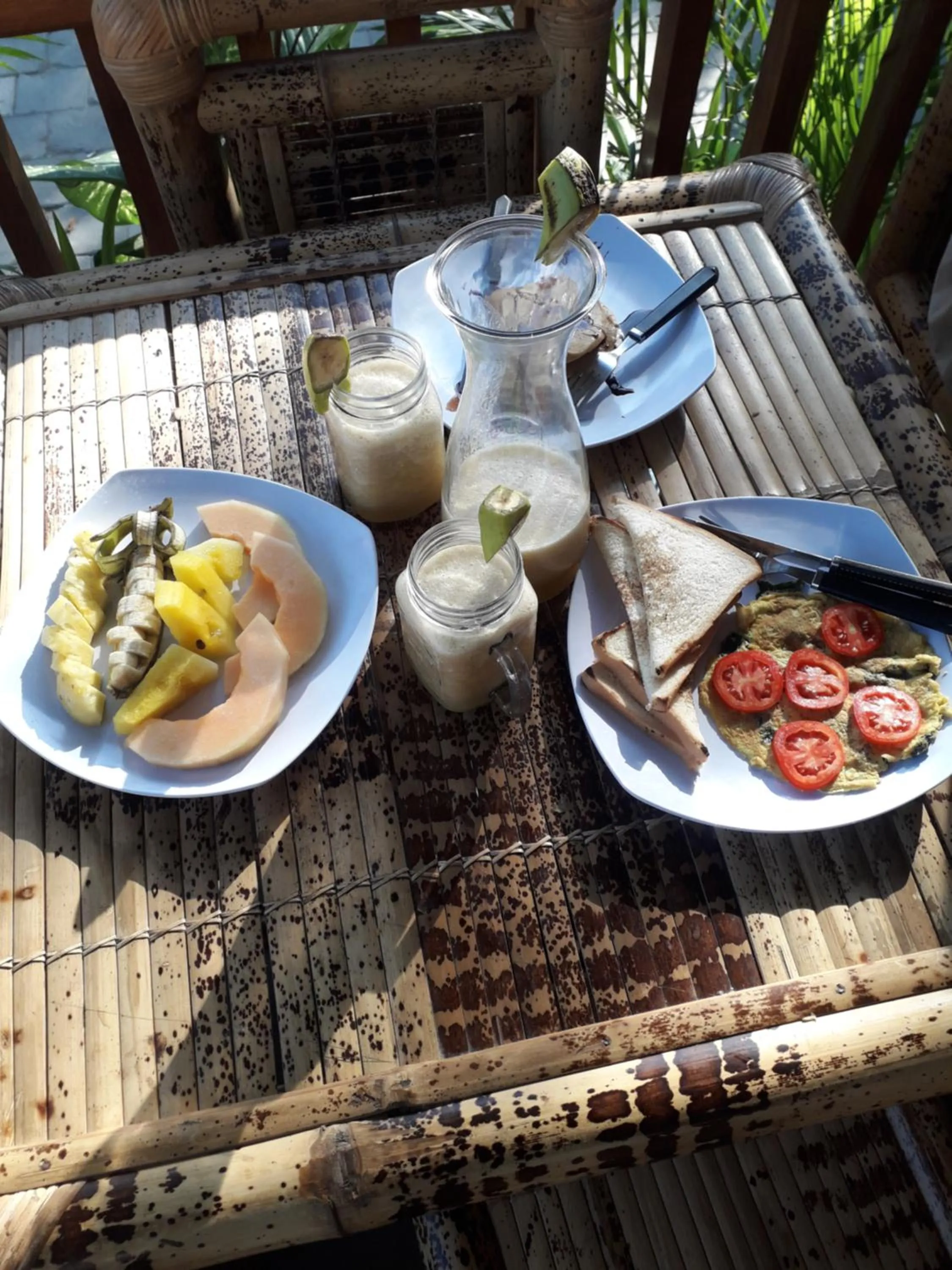 Breakfast in Tropical Sunday Bungalow - Surf And Stay
